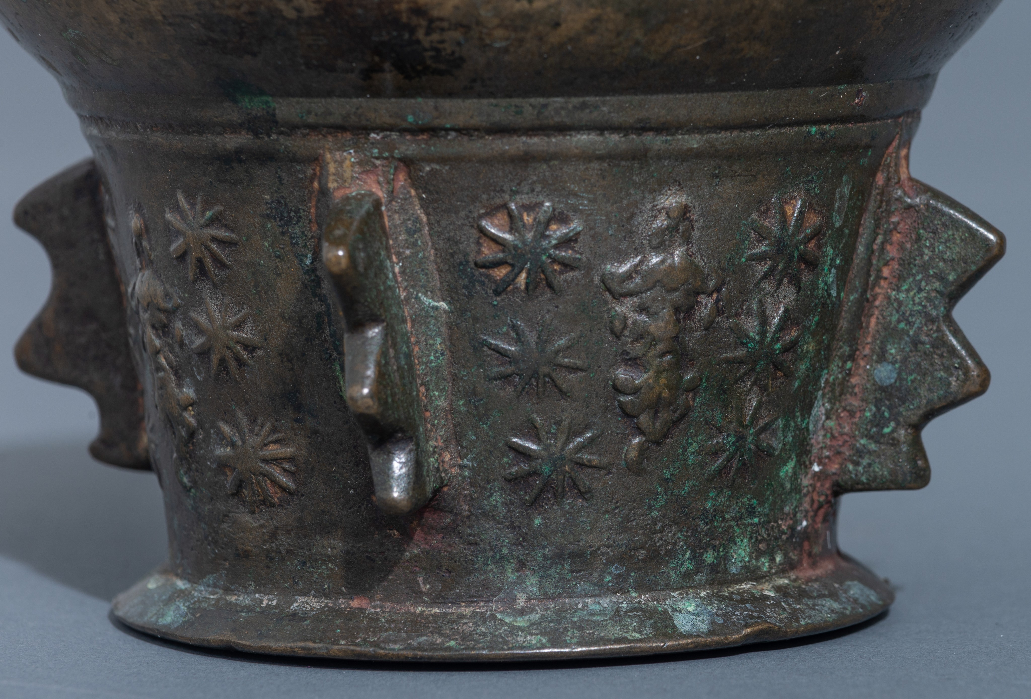 Two bronze mortars, one a 17th - 18thC South European (French or Spanish), one Dutch, 17thC, with it - Bild 7 aus 11