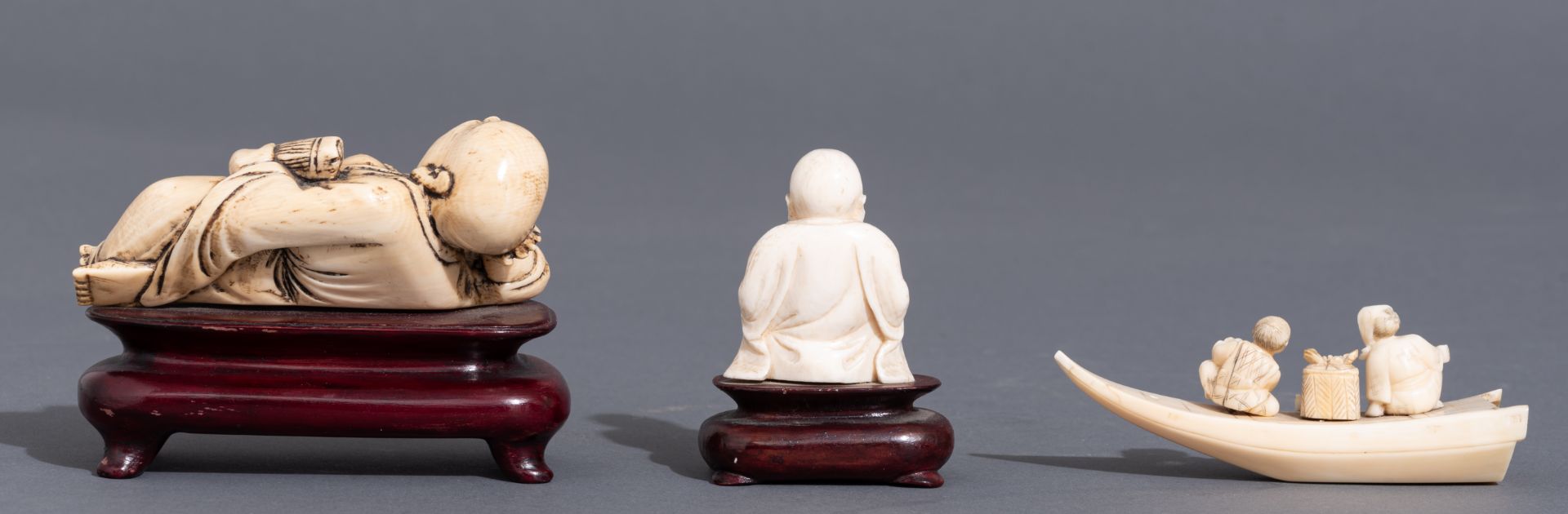 Two Chinese Republic period ivory sculptures, W 10,8 -10,3 cm - (with and without base) - H 7,3 - 5, - Image 4 of 10