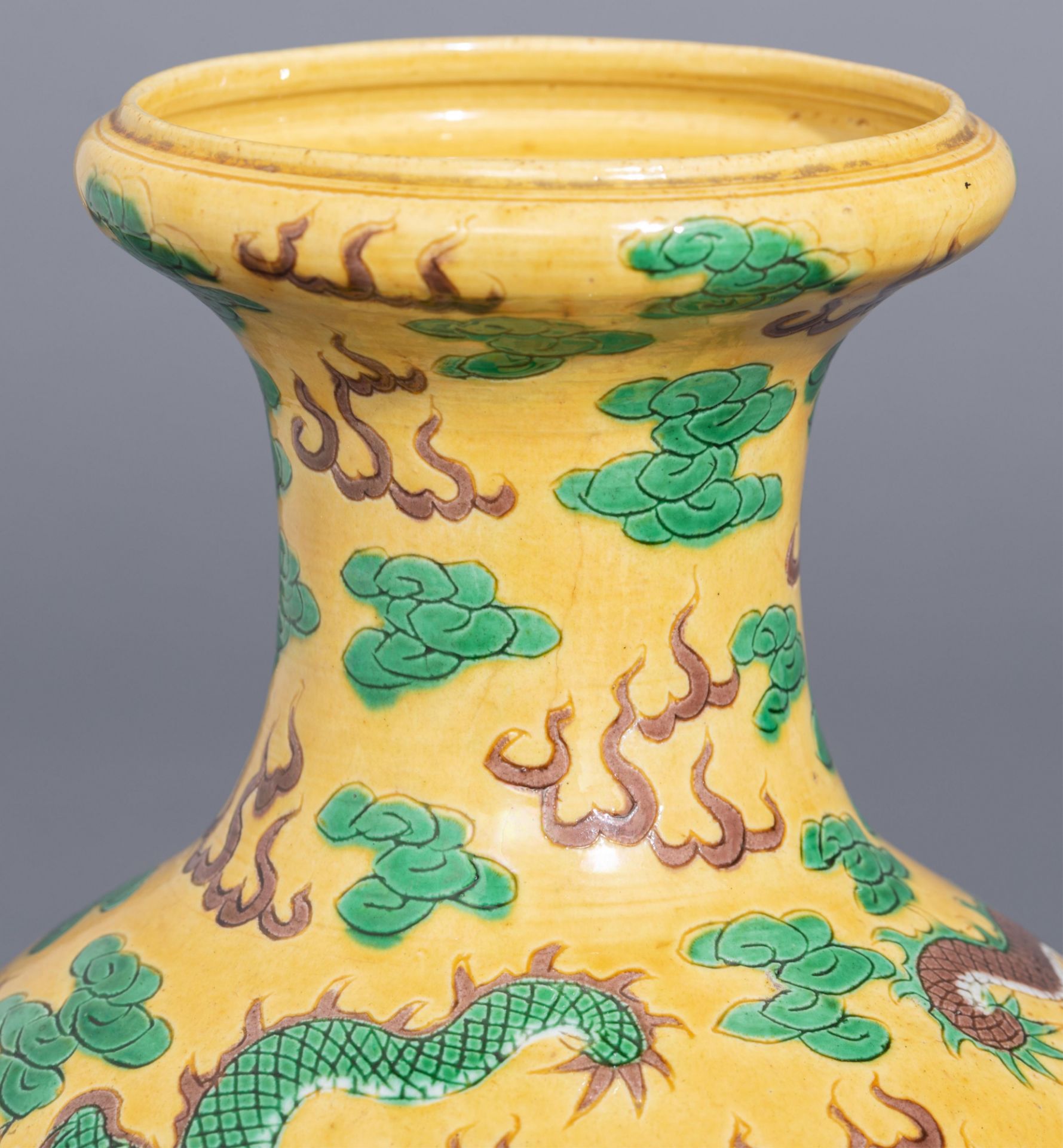 A Chinese yellow ground 'Dragon' vase, late Qing dynasty/20thC, H 25,5 cm - Image 9 of 12