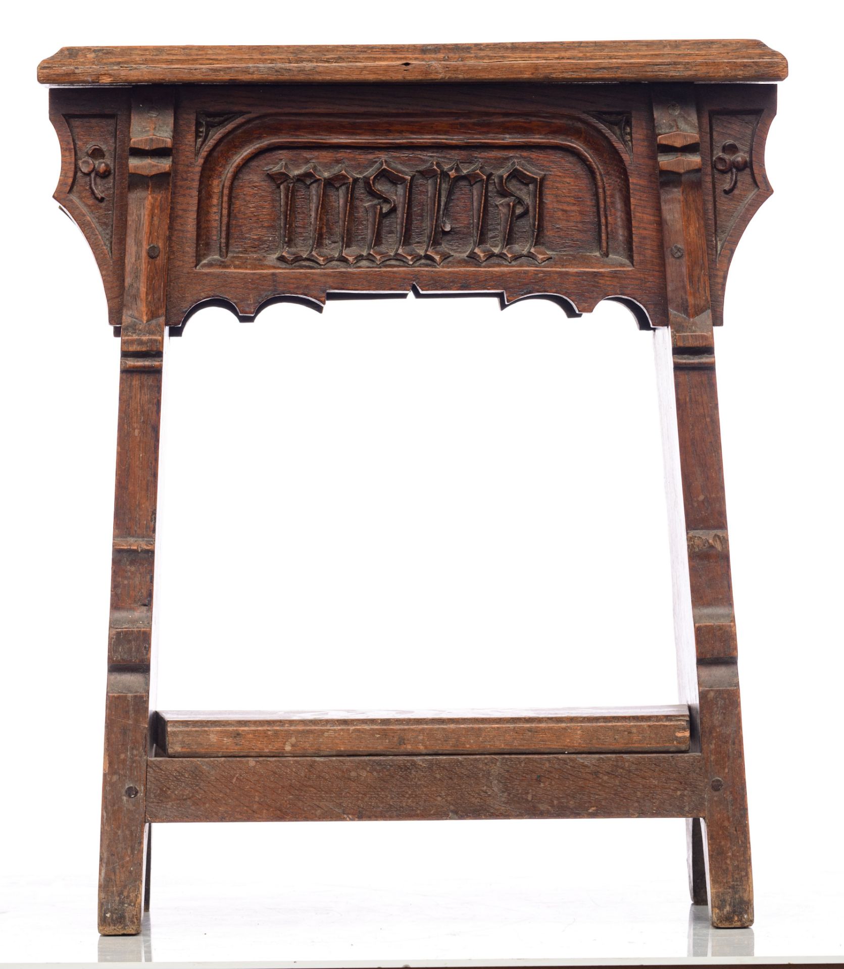 An oak Gothic Revival prayer bench, based on a 16thC Bruges model, H 61 - W 51 - D 28,5 cm - Image 2 of 9