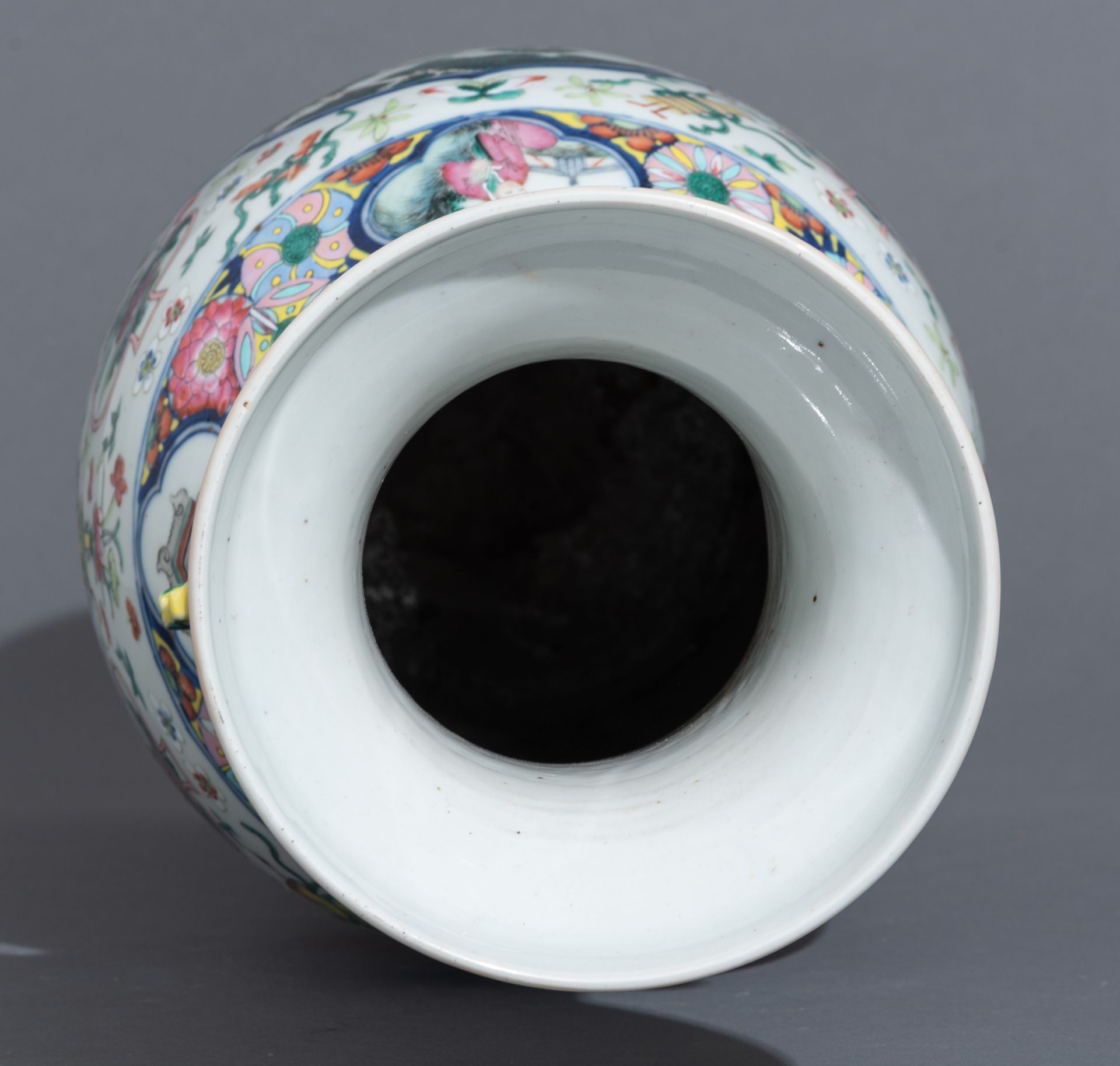 A Chinese famille rose vase, paired with lingzhi handles, 19thC, H 60 cm - Image 4 of 6