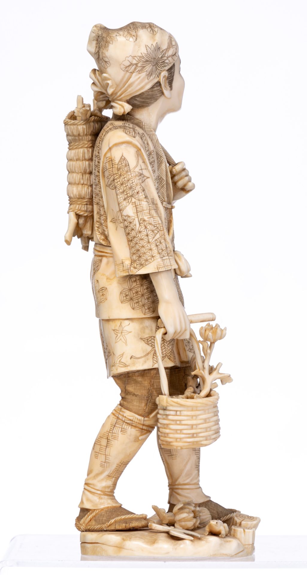 A Japanese Meiji-period ivory okimono, H 30,8 cm - weight c. 1.465 g. - Image 4 of 11