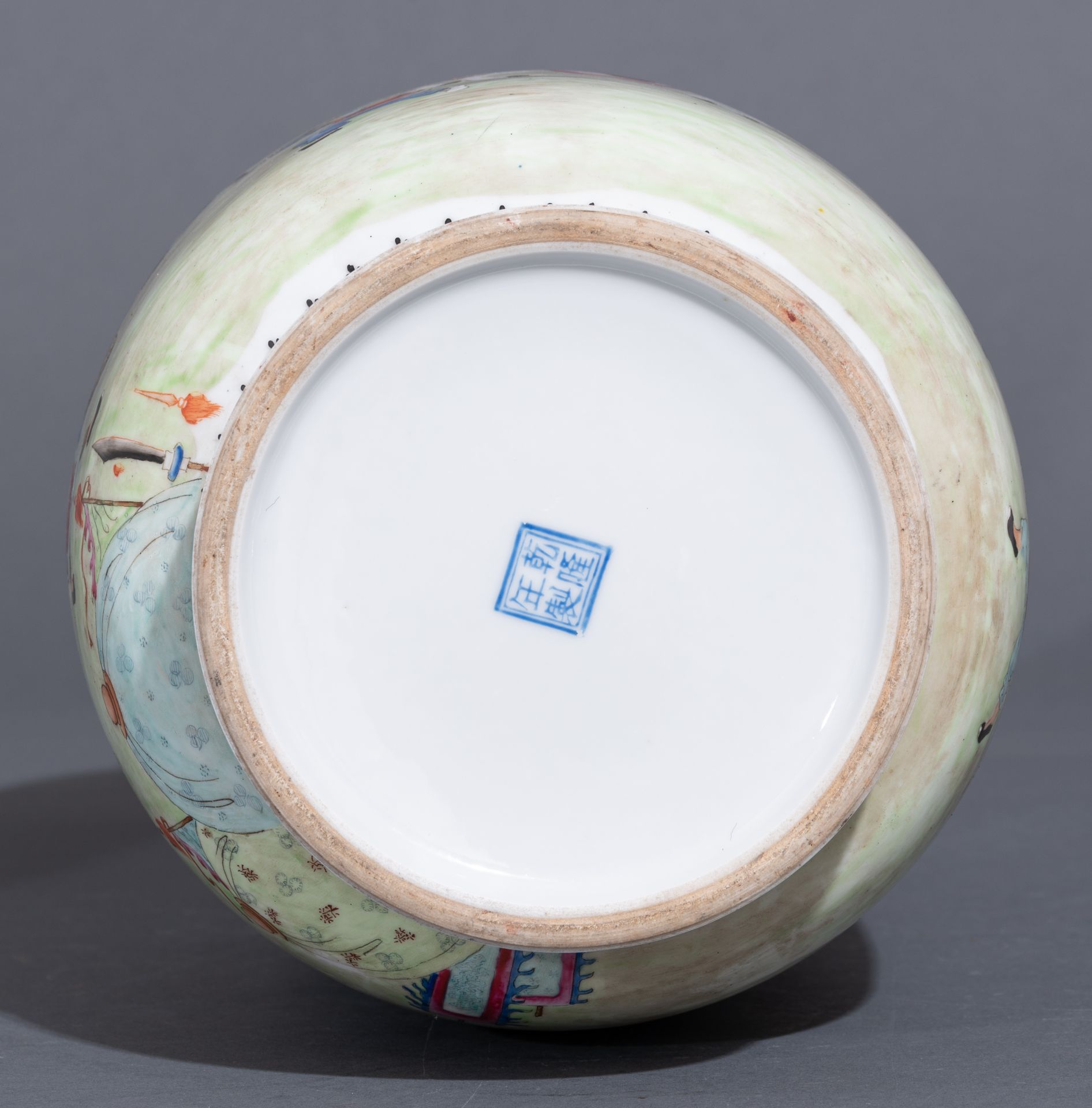 A Chinese 'xin fencai' vase, with Qianlong mark, 20thC, H 40 cm - Image 6 of 10