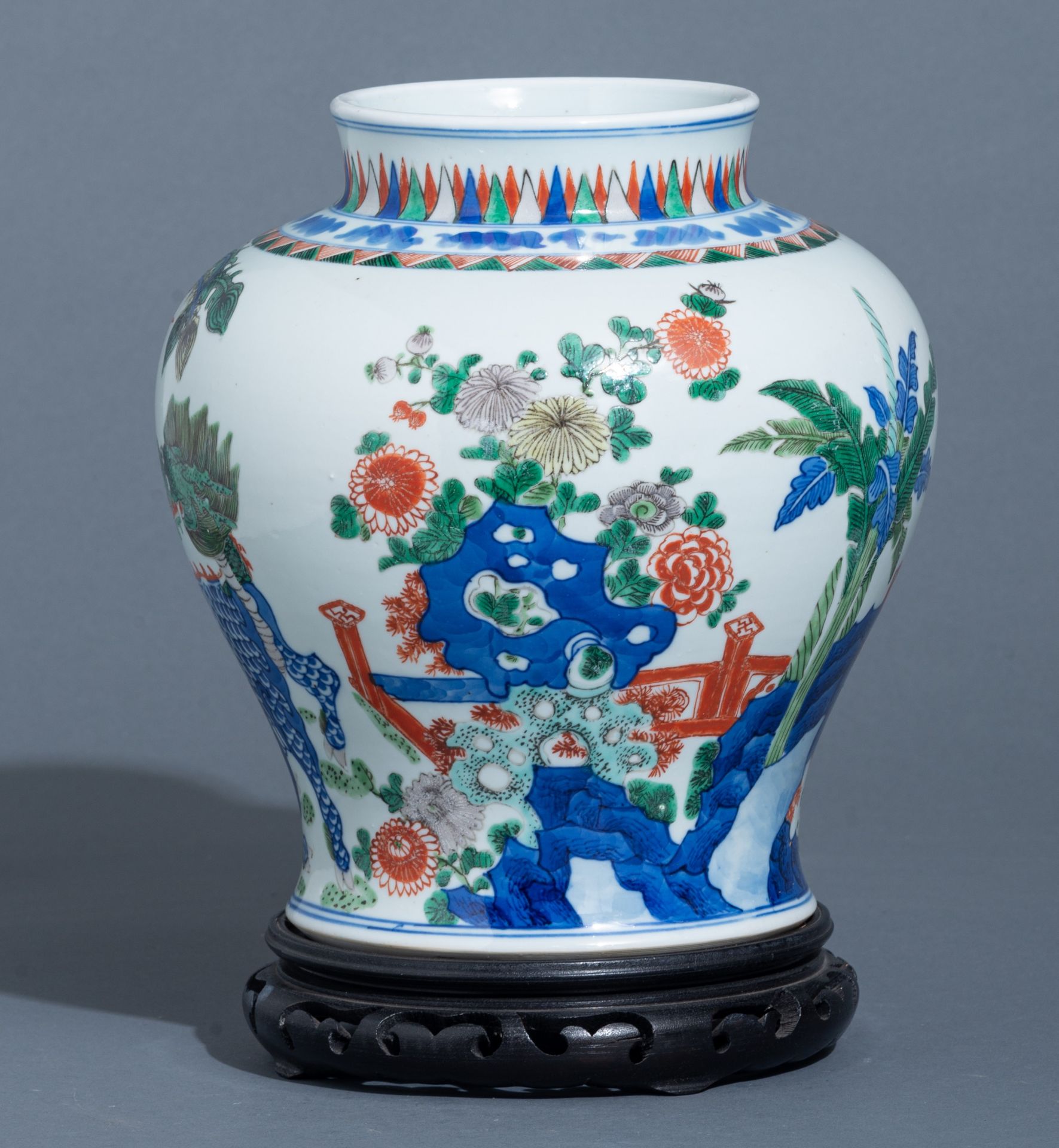 A Chinese 'Phoenix and Kilin' wucai jar, H 25,5 cm - Image 2 of 6