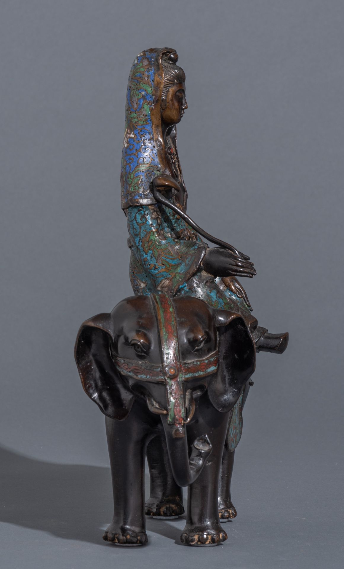 A Japanese champlevé bronze sculpture of a Guanyin on an elephant, H 36,5 cm - Image 4 of 7