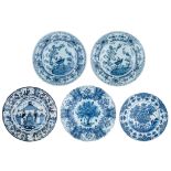 A collection of 5 blue and white Dutch Delftware plates, 18thC, ø 31 - 34,5 cm