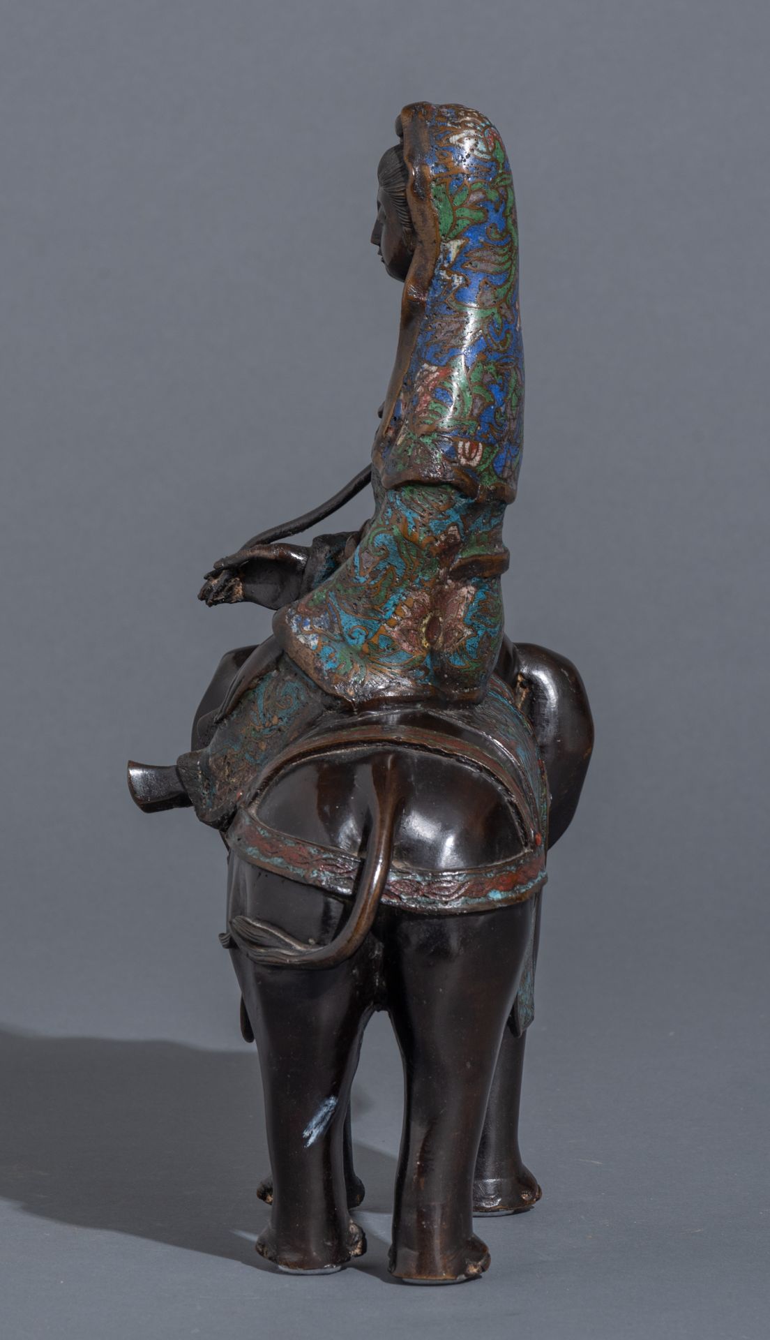 A Japanese champlevé bronze sculpture of a Guanyin on an elephant, H 36,5 cm - Image 2 of 7