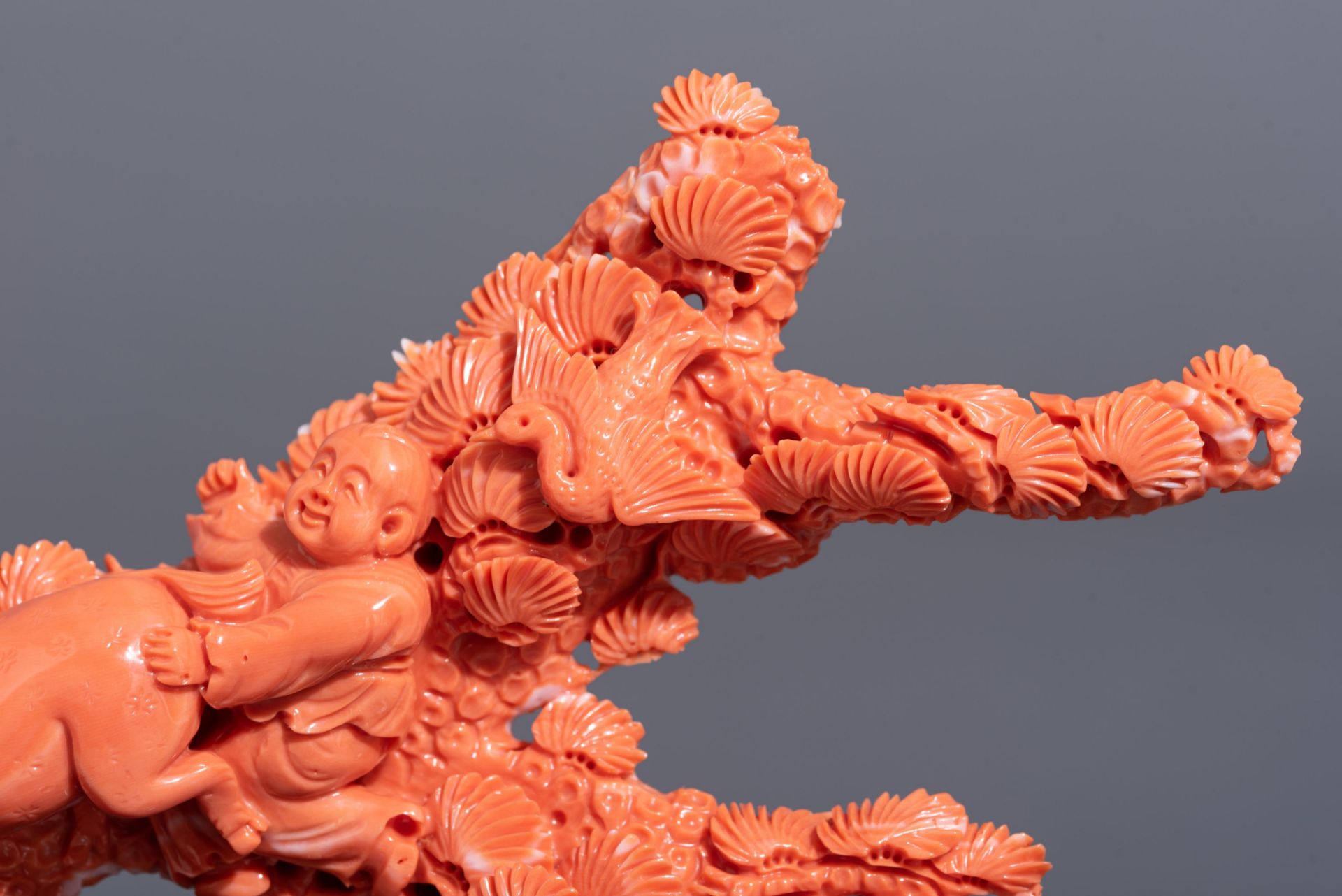 A Chinese sculpted red coral group, around 19thC, H 20,5 cm - Weight coral: about 1,3 kg - Image 11 of 12