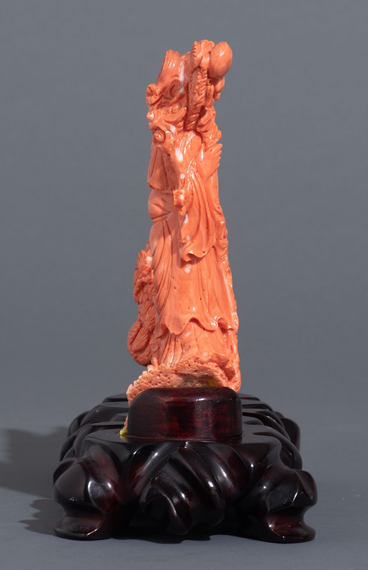 A Chinese sculpted red coral group, around 19thC, H 20,5 cm - Weight coral: about 1,3 kg - Image 6 of 12