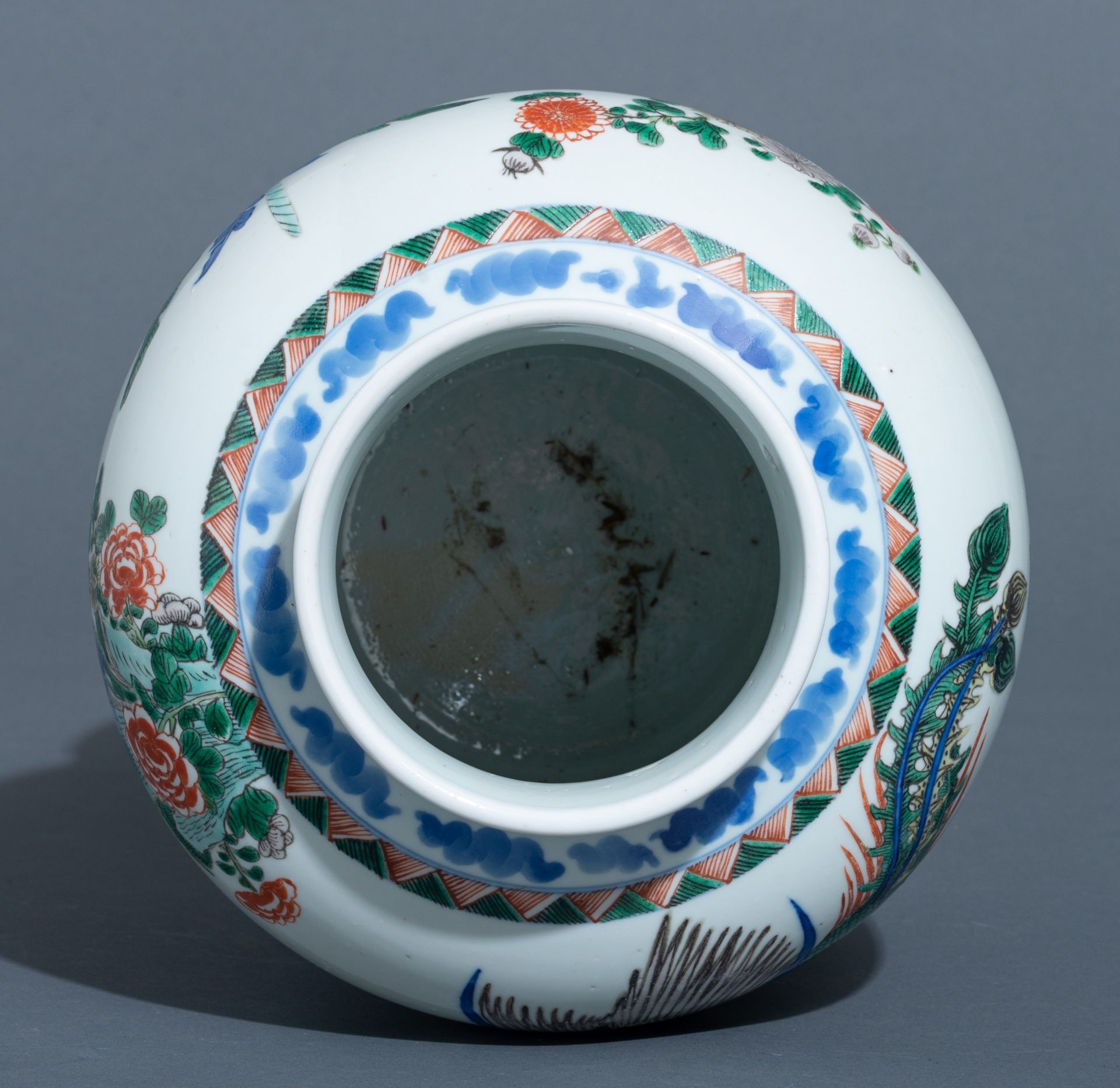 A Chinese 'Phoenix and Kilin' wucai jar, H 25,5 cm - Image 5 of 6