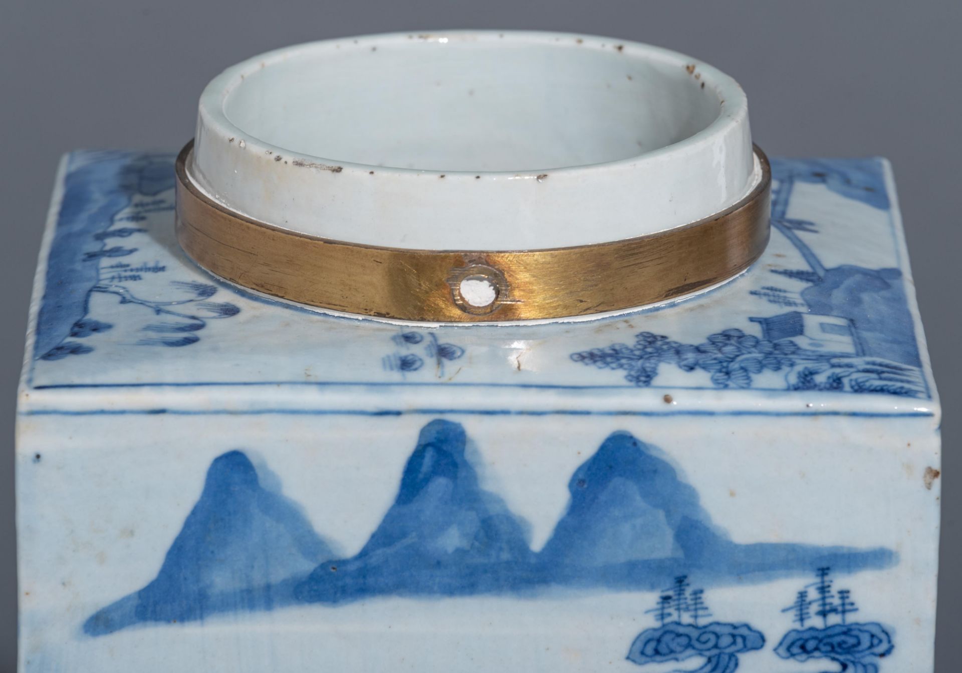 A massive Chinese blue and white tea caddy, early 19thC, H 35,5 cm - Image 10 of 13