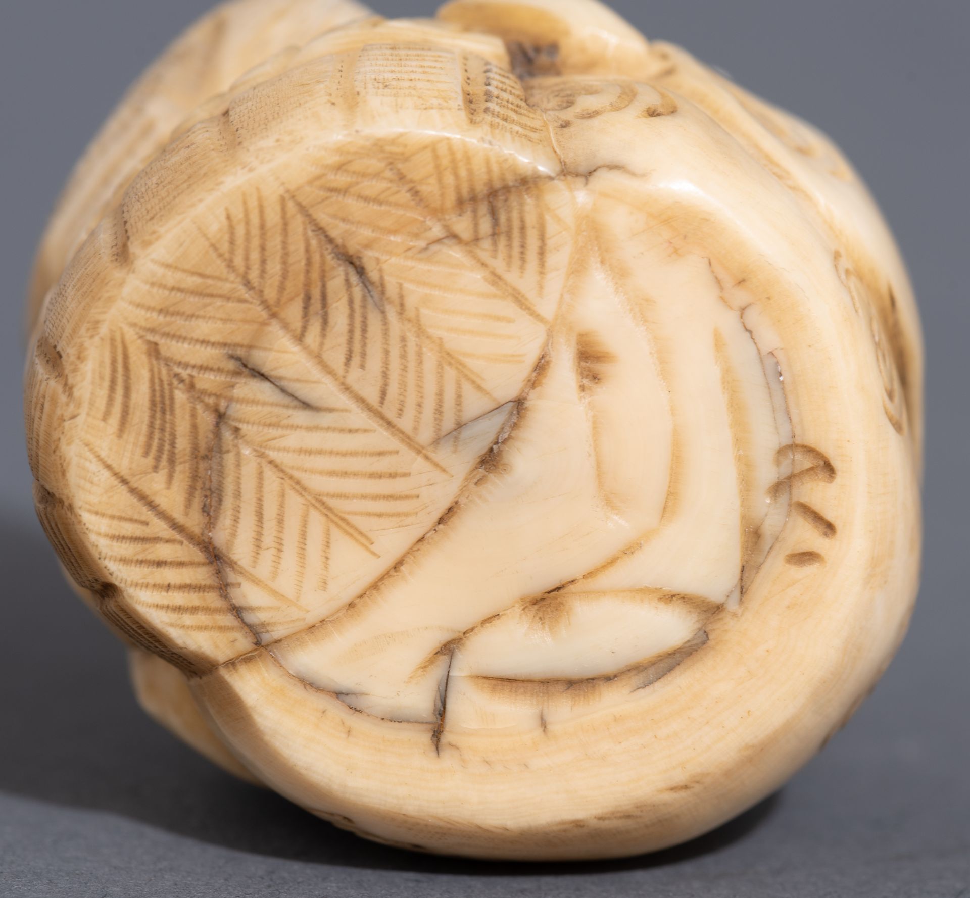 Nine various Japanese and Chinese 19th and early 20thC ivory netsuke and okimono, H 3 - 4 (x2) - 4,2 - Image 13 of 23