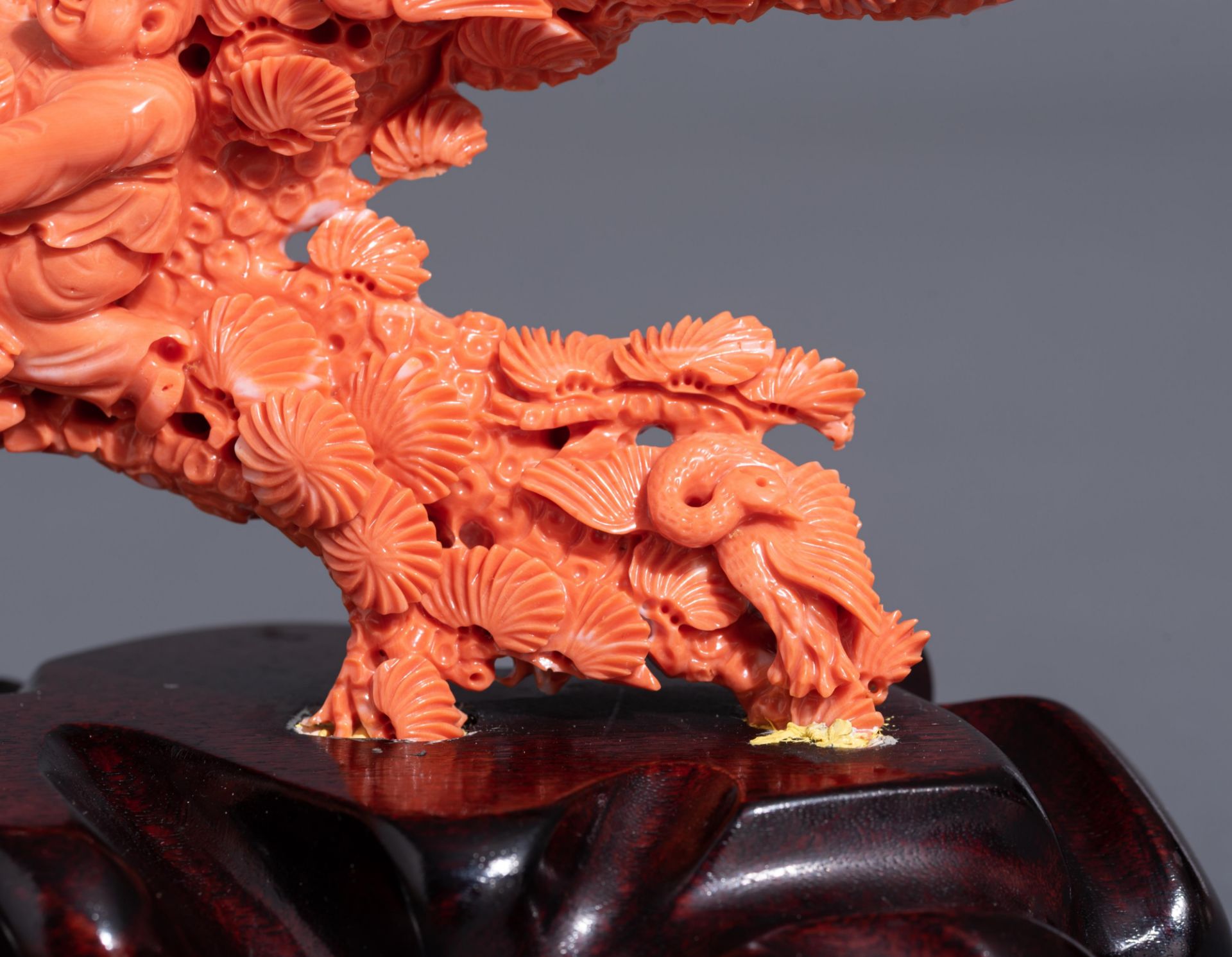 A Chinese sculpted red coral group, around 19thC, H 20,5 cm - Weight coral: about 1,3 kg - Image 12 of 12