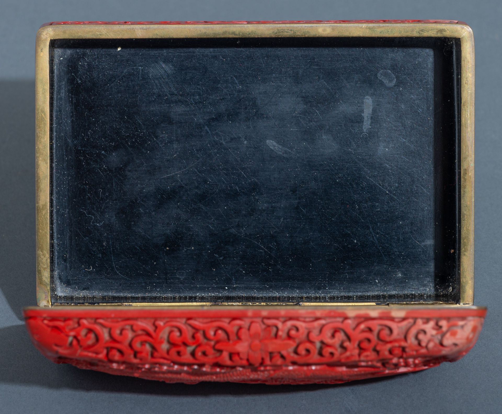 A Chinese carved cinnabar lacquer box and cover, 20thC, 10 x 15 cm - Image 14 of 14