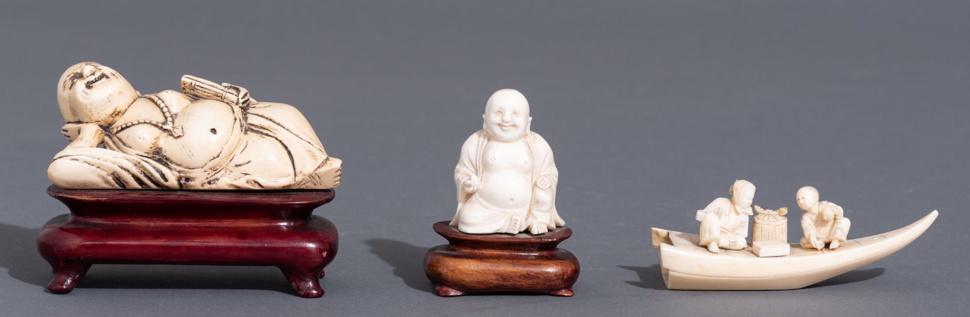Two Chinese Republic period ivory sculptures, W 10,8 -10,3 cm - (with and without base) - H 7,3 - 5, - Image 2 of 10