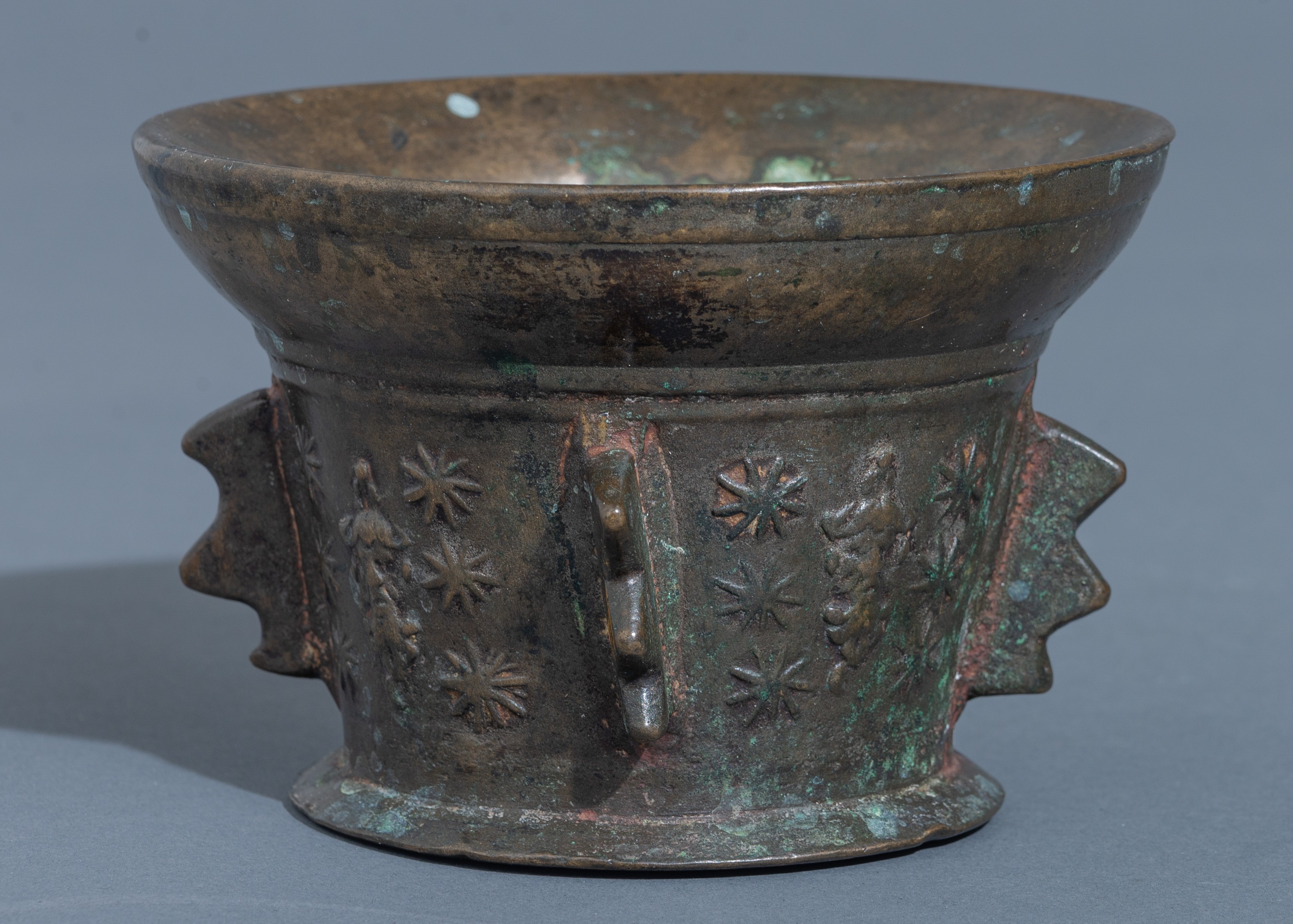 Two bronze mortars, one a 17th - 18thC South European (French or Spanish), one Dutch, 17thC, with it - Bild 6 aus 11