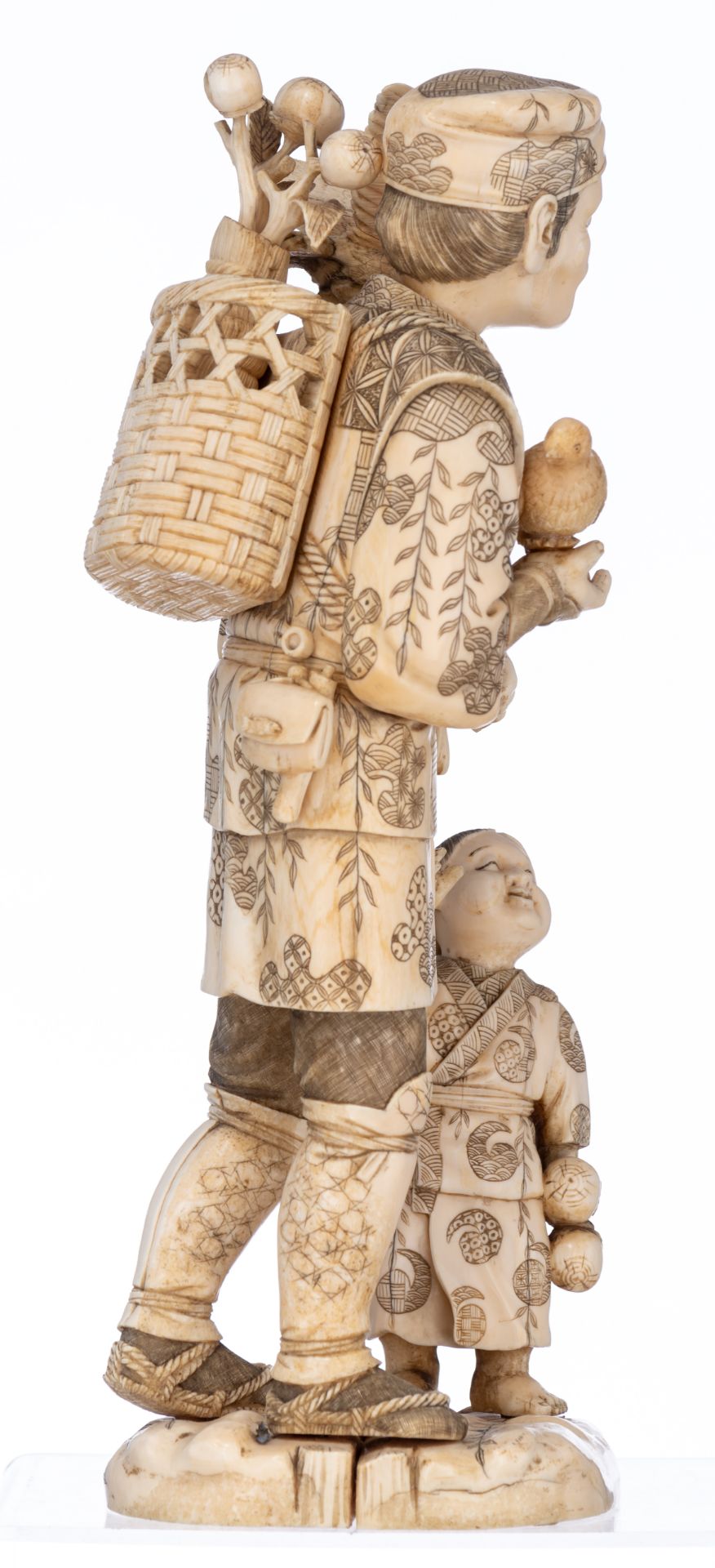 An imposing Japanese Meiji-period ivory okimono, H 37 cm - weight c. 3.180 g. - Image 4 of 11