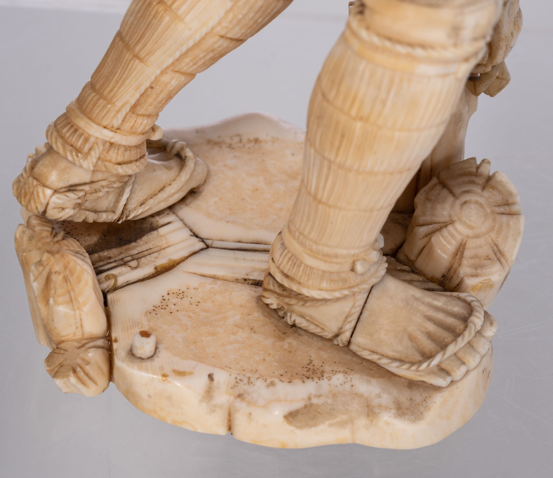 A Japanese Meiji-period ivory okimono, H 30,7 cm - weight c. 1.125 g. - Image 11 of 19