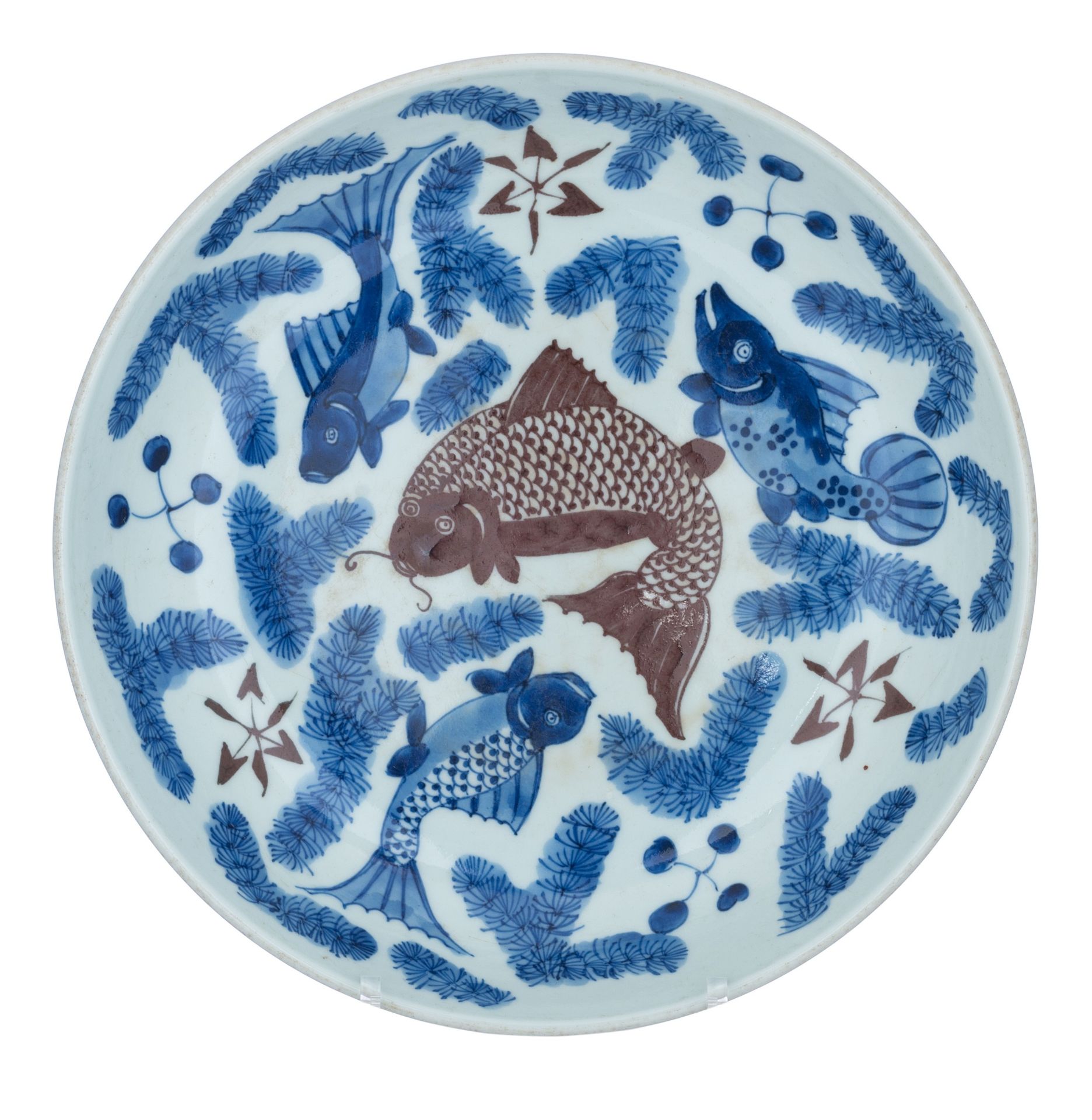 A Chinese blue and white and copper-red 'Carps' plate, ø 29 cm