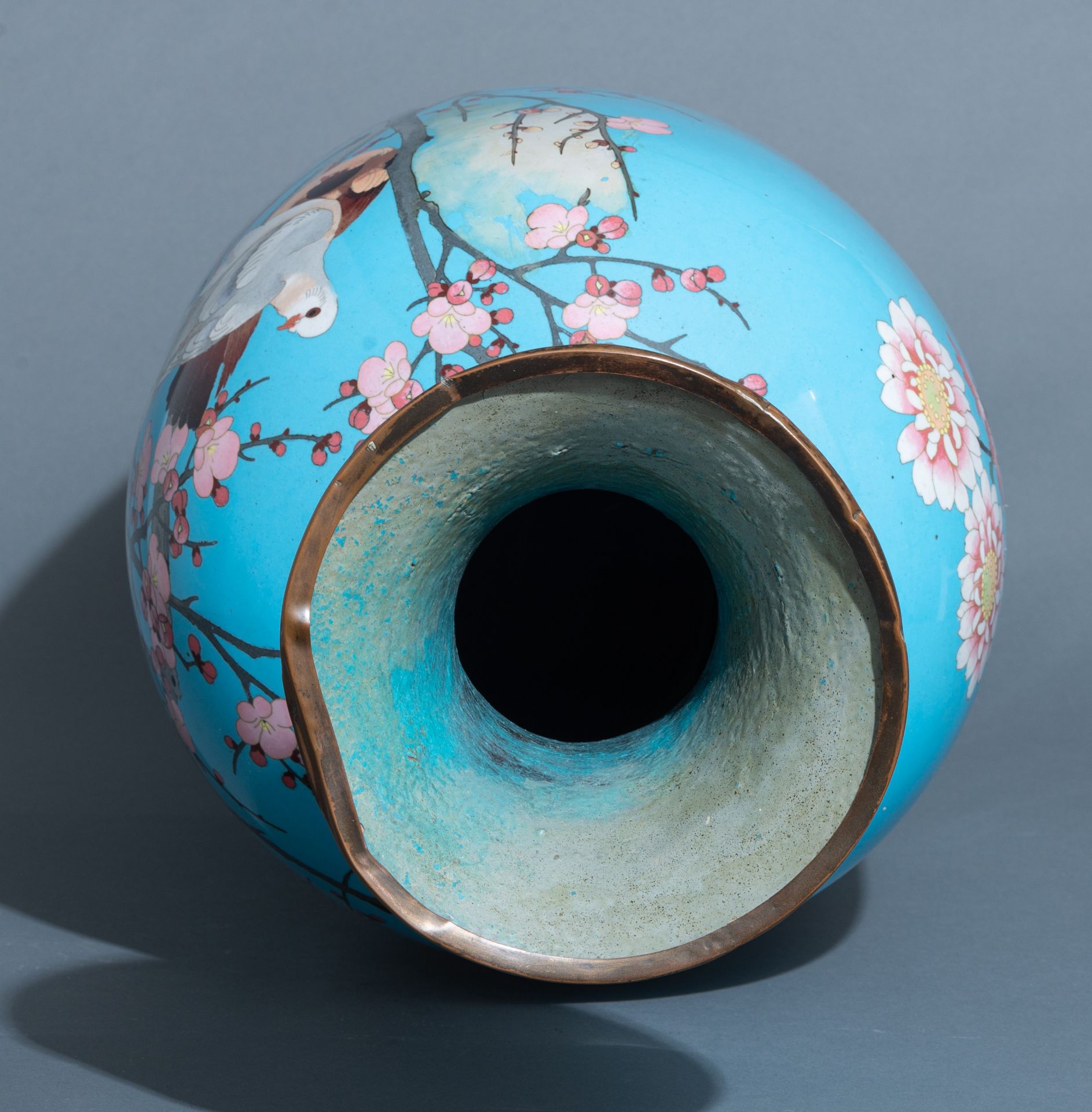 A Japanese cloisonné enamelled bronze vase, late 19thC/early 20thC, H 92,5 cm - Image 5 of 11