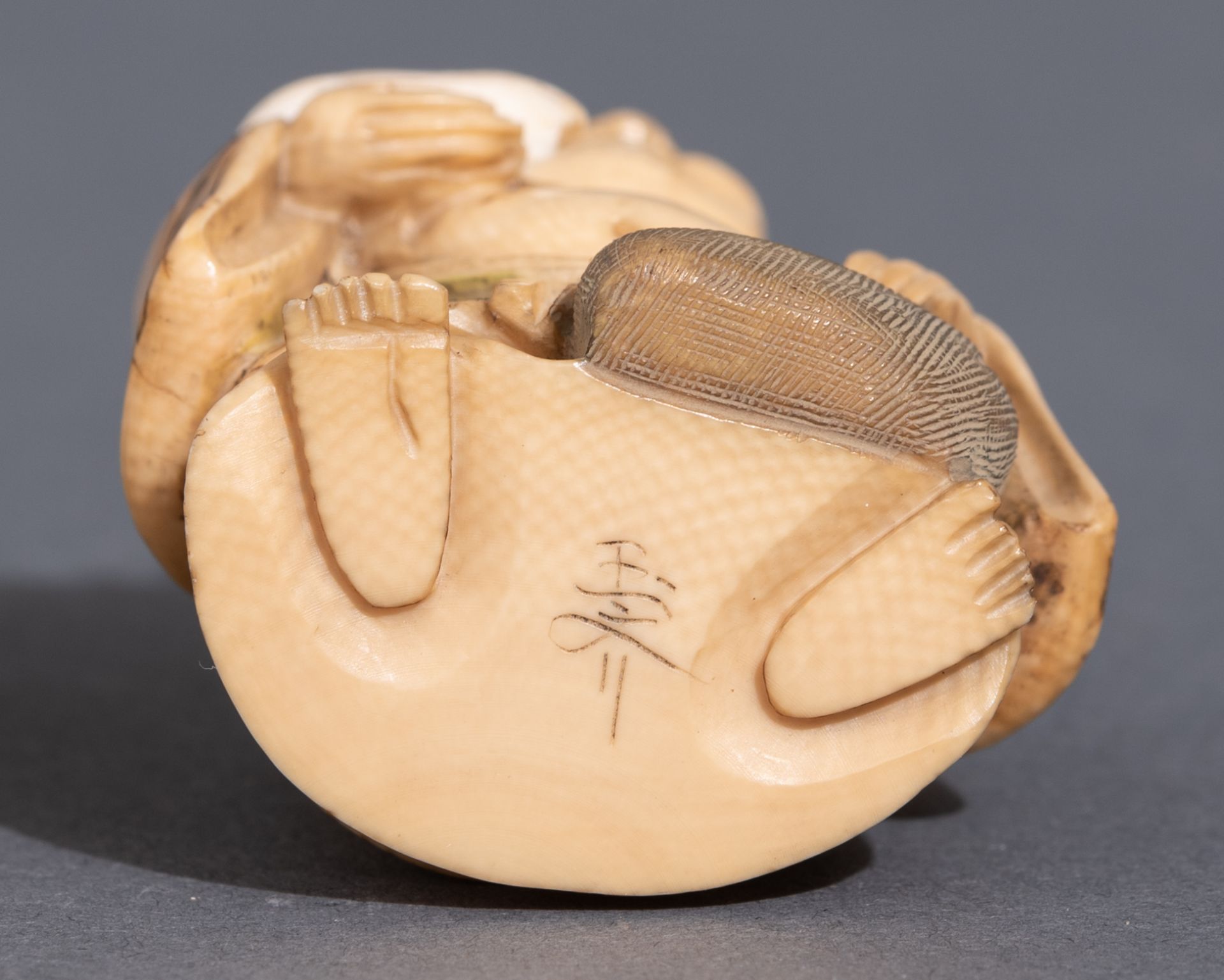 Nine various Japanese and Chinese 19th and early 20thC ivory netsuke and okimono, H 3 - 4 (x2) - 4,2 - Image 6 of 23