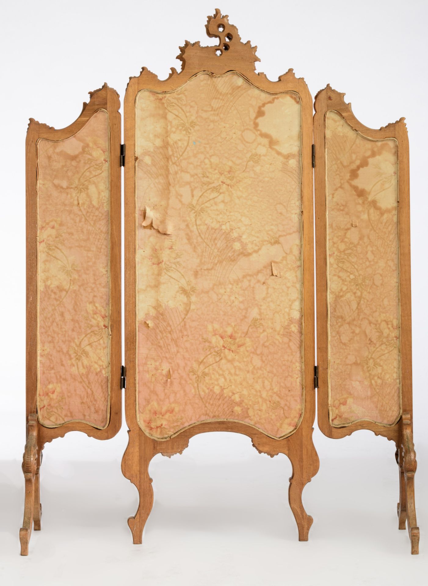 A Rococo style fire screen, with a romantic scene in the 'Vernis Martin' manner, H 148 - W 52 - 106 - Image 2 of 7