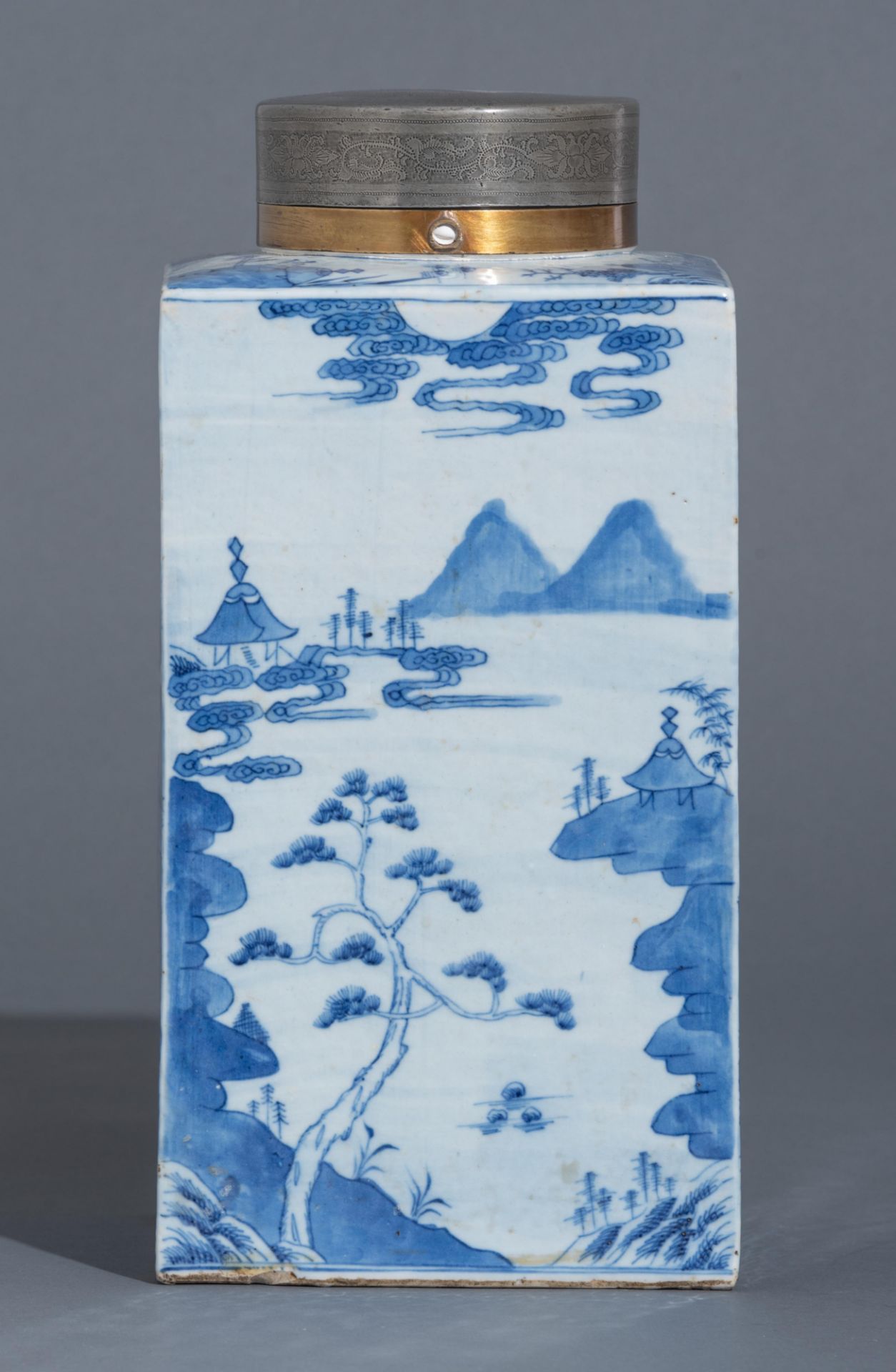 A massive Chinese blue and white tea caddy, early 19thC, H 35,5 cm - Image 3 of 13