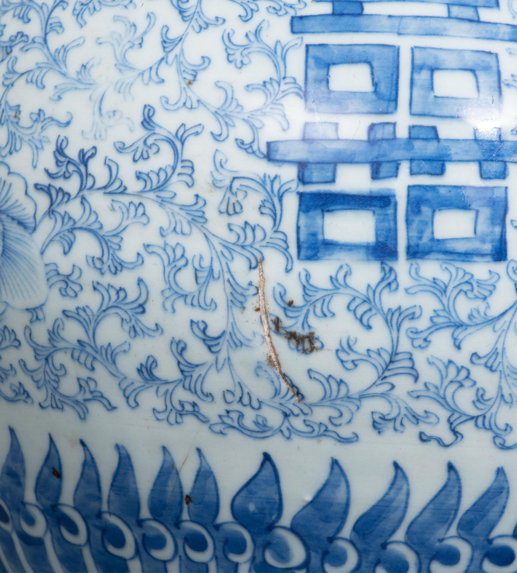 A Chinese blue and white 'Double Xi-sign' bottle vase, early 20thC, H 41 cm - Image 6 of 6