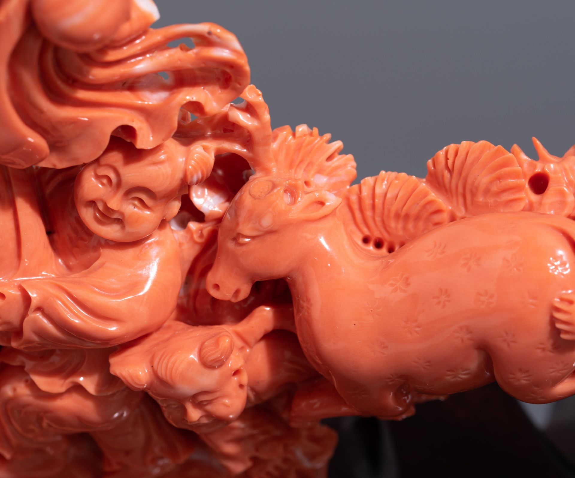 A Chinese sculpted red coral group, around 19thC, H 20,5 cm - Weight coral: about 1,3 kg - Image 9 of 12