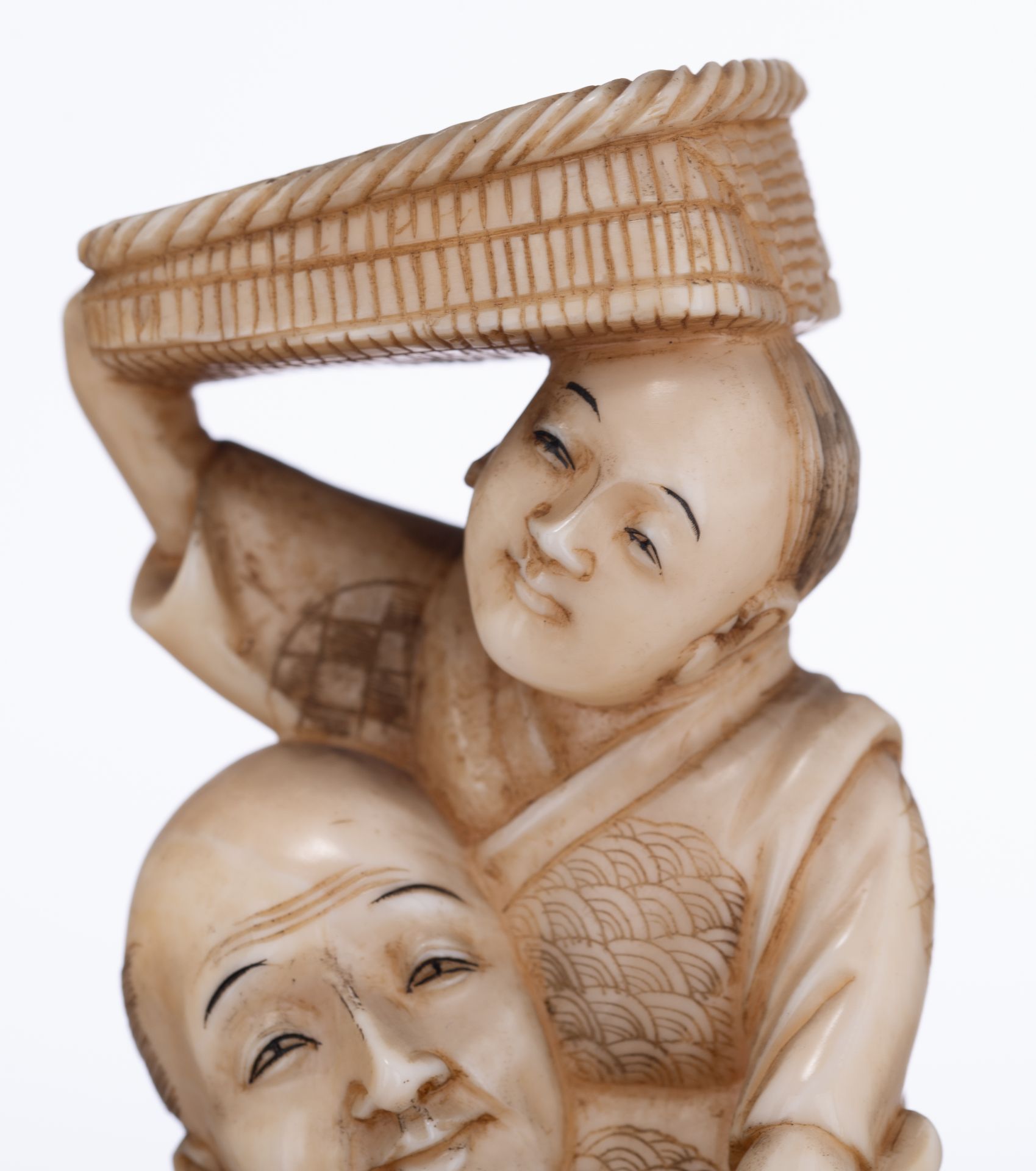 Two Japanese Meiji-period ivory okimono, H 21,8 - 24,4 cm / weight c. 280 - 695 g. - Image 8 of 12