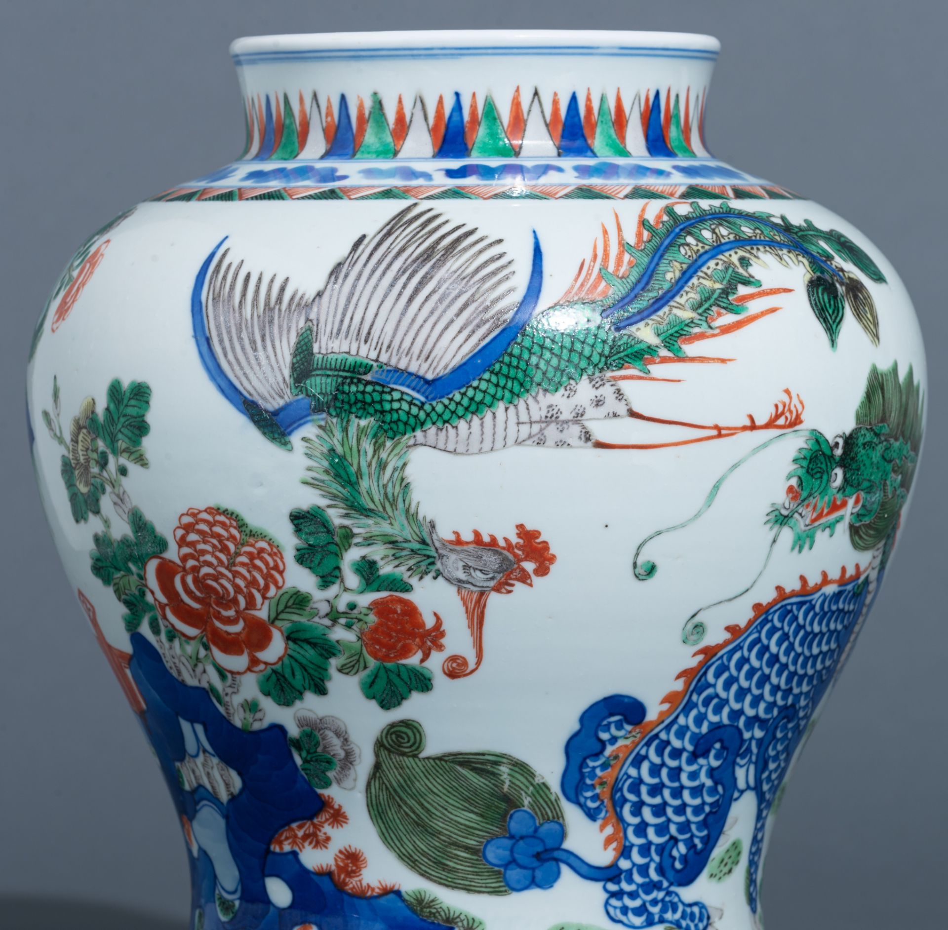 A Chinese 'Phoenix and Kilin' wucai jar, H 25,5 cm - Image 6 of 6