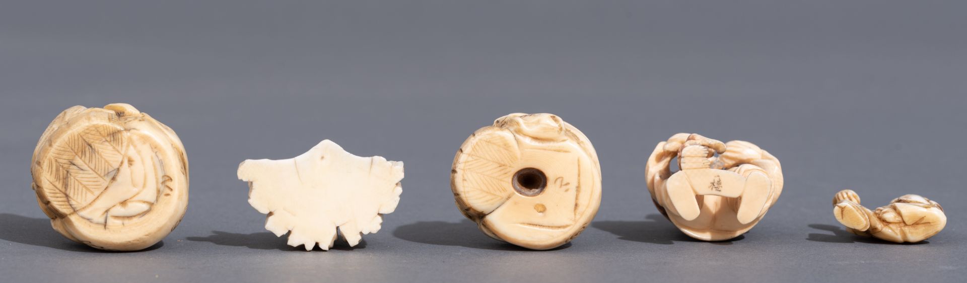 Nine various Japanese and Chinese 19th and early 20thC ivory netsuke and okimono, H 3 - 4 (x2) - 4,2 - Image 12 of 23