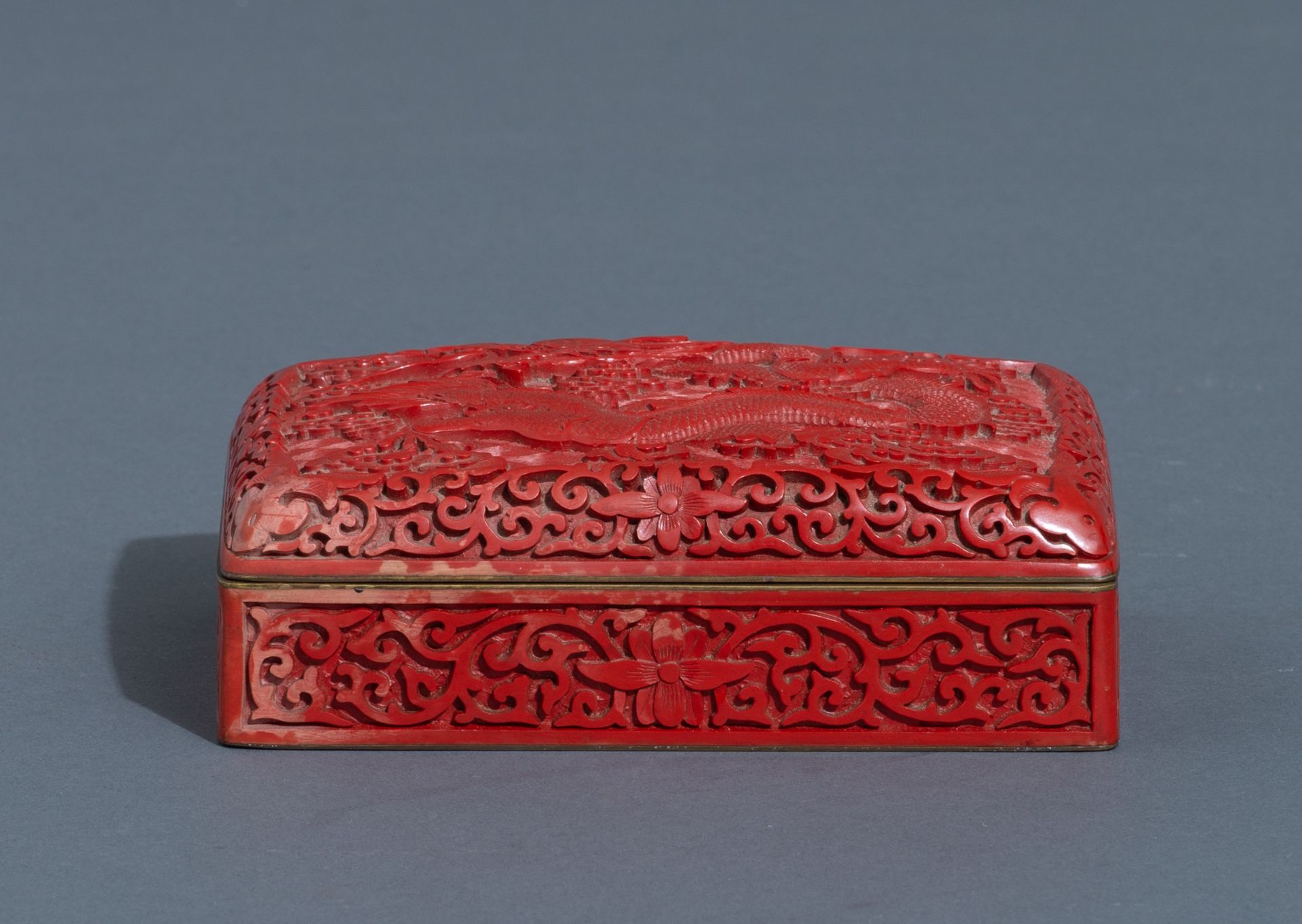 A Chinese carved cinnabar lacquer box and cover, 20thC, 10 x 15 cm - Image 2 of 14