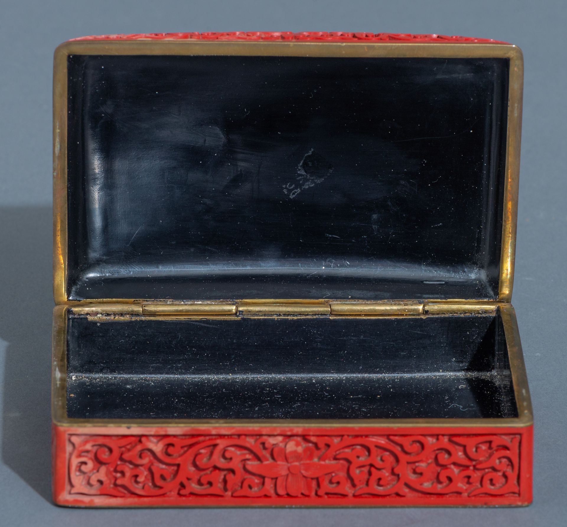 A Chinese carved cinnabar lacquer box and cover, 20thC, 10 x 15 cm - Image 13 of 14