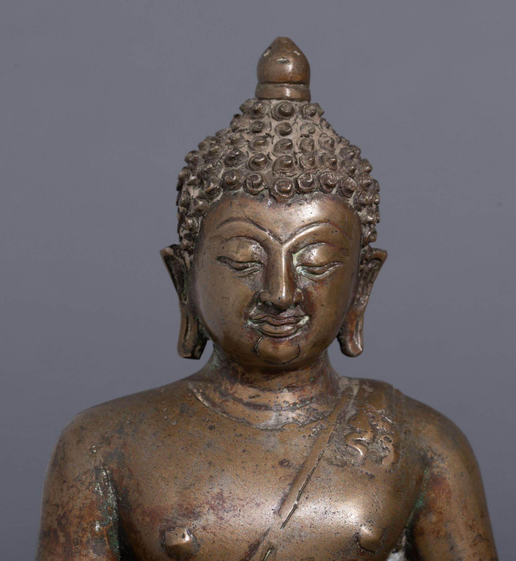 A patinated bronze seated Buddha, Thailand, 19thC or older, H 31,4 cm - Bild 5 aus 9