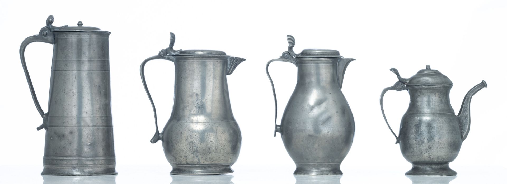 A collection of Bruges 18th and 19thC pewter chargers and plates, Ø 24 - 38, a ditto covered jug, H - Bild 4 aus 32