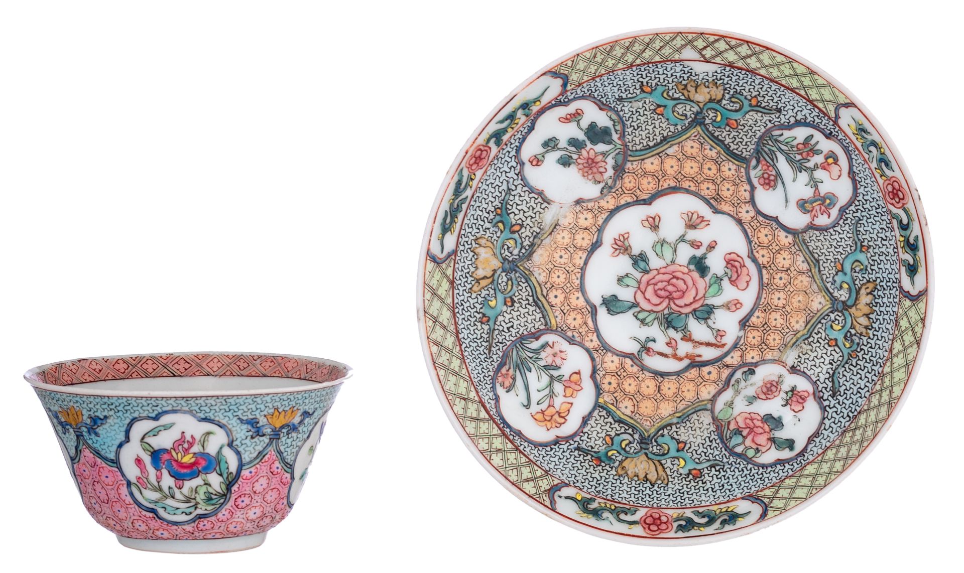 A set of Chinese famille rose 'peony' cup and saucer, Yongzheng period, ø 10,8 cm