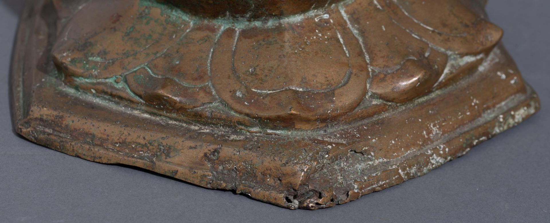 A patinated bronze seated Buddha, Thailand, 19thC or older, H 31,4 cm - Bild 9 aus 9