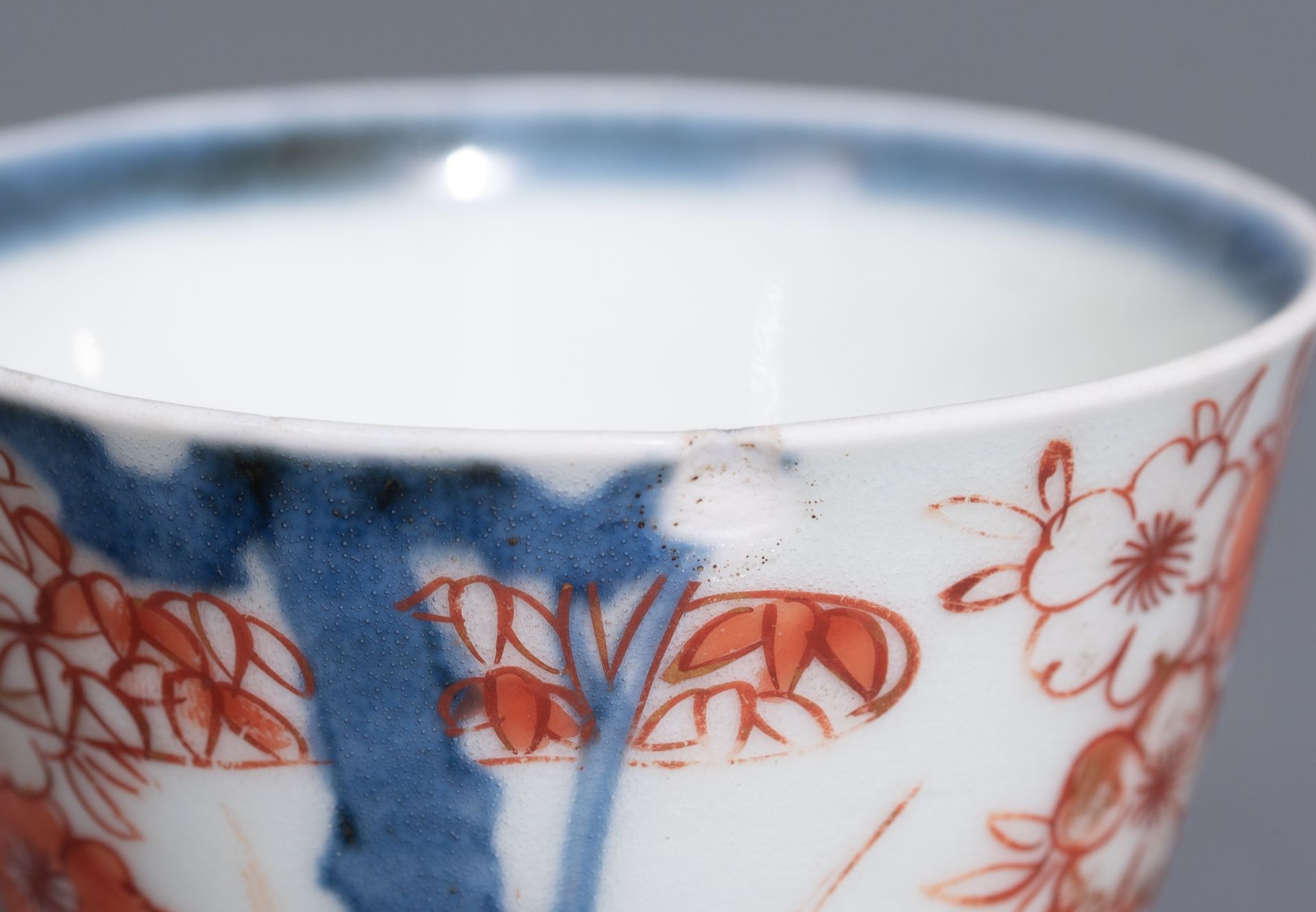 A collection of Chinese and Japanese porcelain items, 18th / 19th / 20thC, H 4 - 47 - ø 10,5 - 23 cm - Image 17 of 19