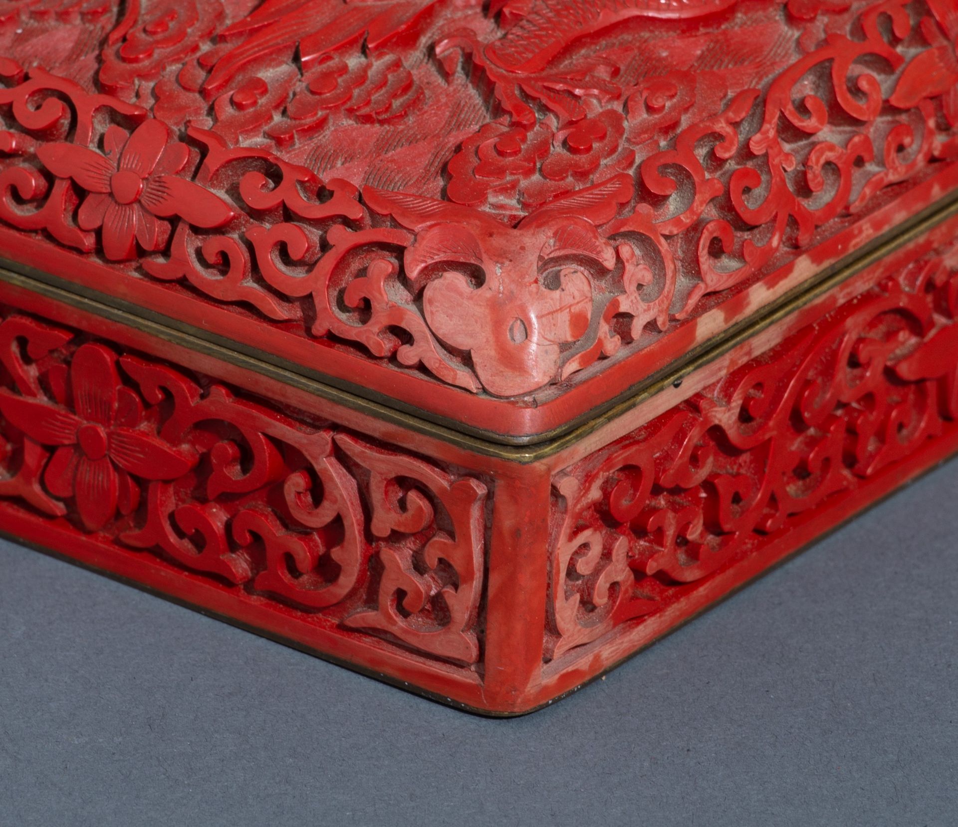 A Chinese carved cinnabar lacquer box and cover, 20thC, 10 x 15 cm - Image 8 of 14