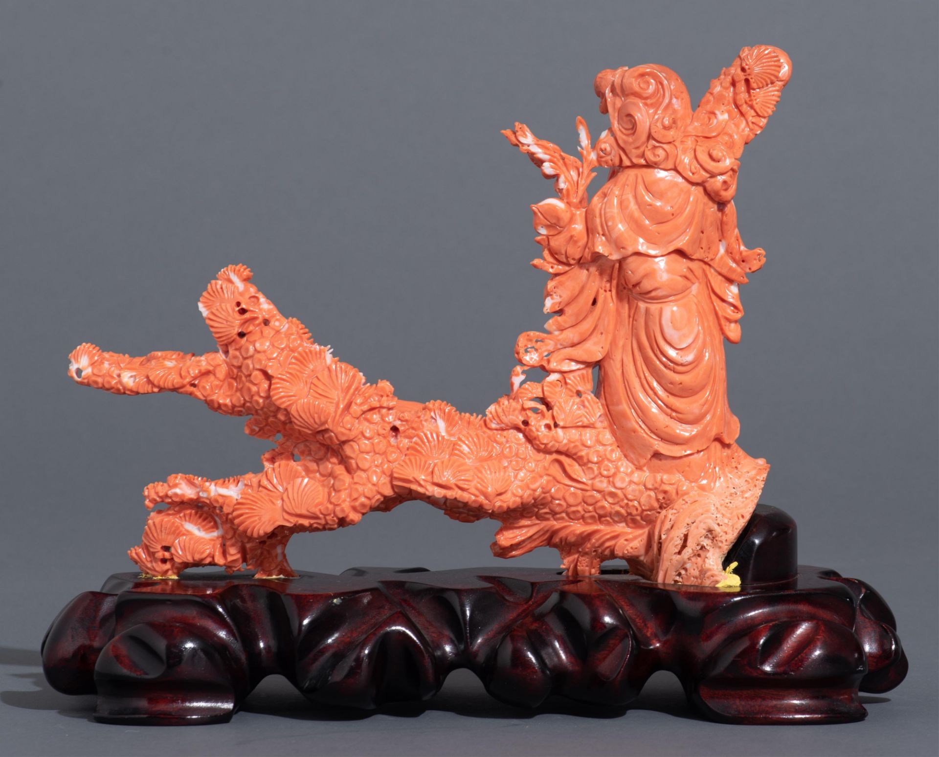 A Chinese sculpted red coral group, around 19thC, H 20,5 cm - Weight coral: about 1,3 kg - Image 5 of 12