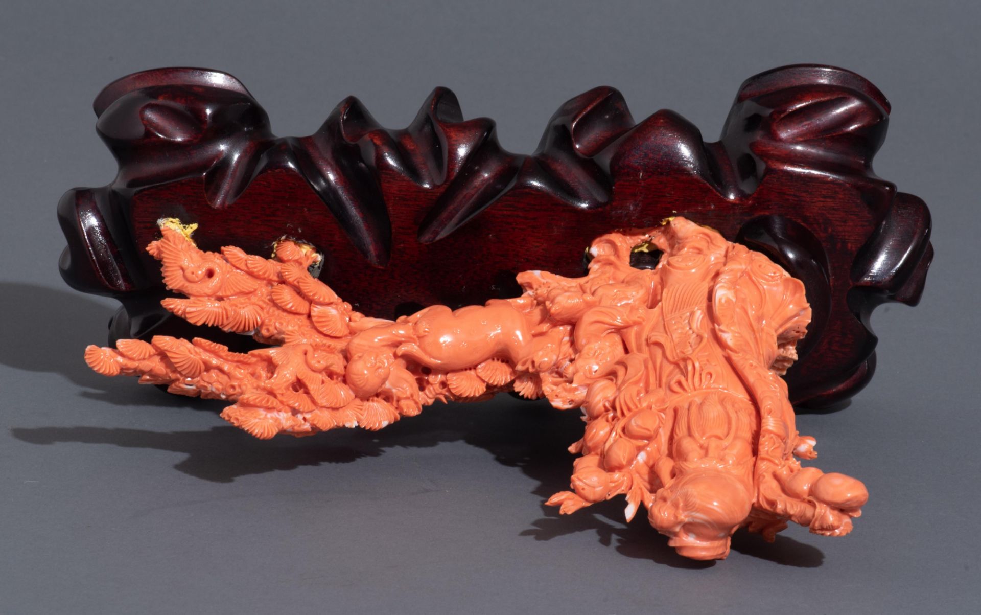 A Chinese sculpted red coral group, around 19thC, H 20,5 cm - Weight coral: about 1,3 kg - Image 7 of 12