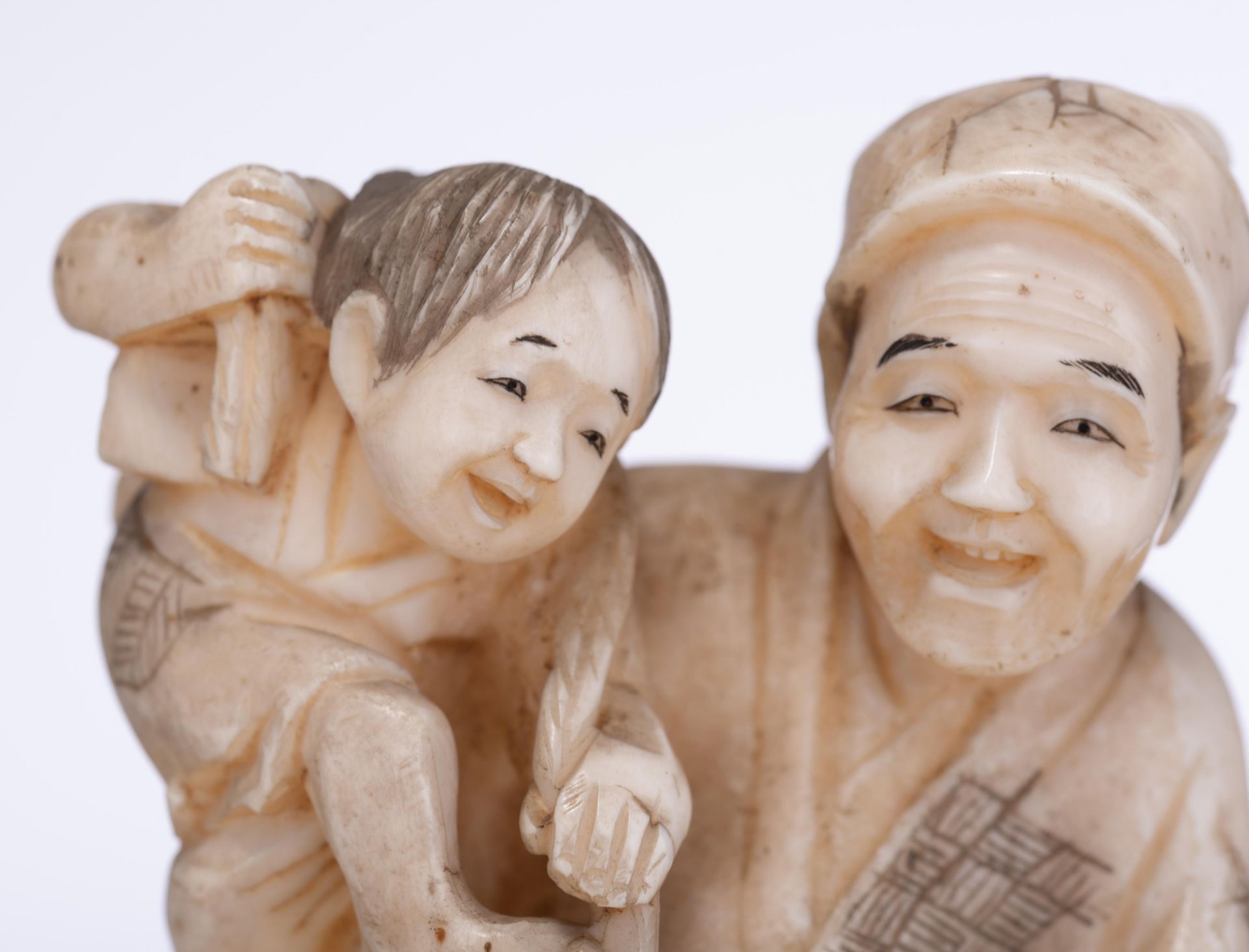 Two Japanese Meiji-period ivory okimono, H 18,7 - 22,6 cm / weight c. 480 - 350 g. - Image 8 of 17