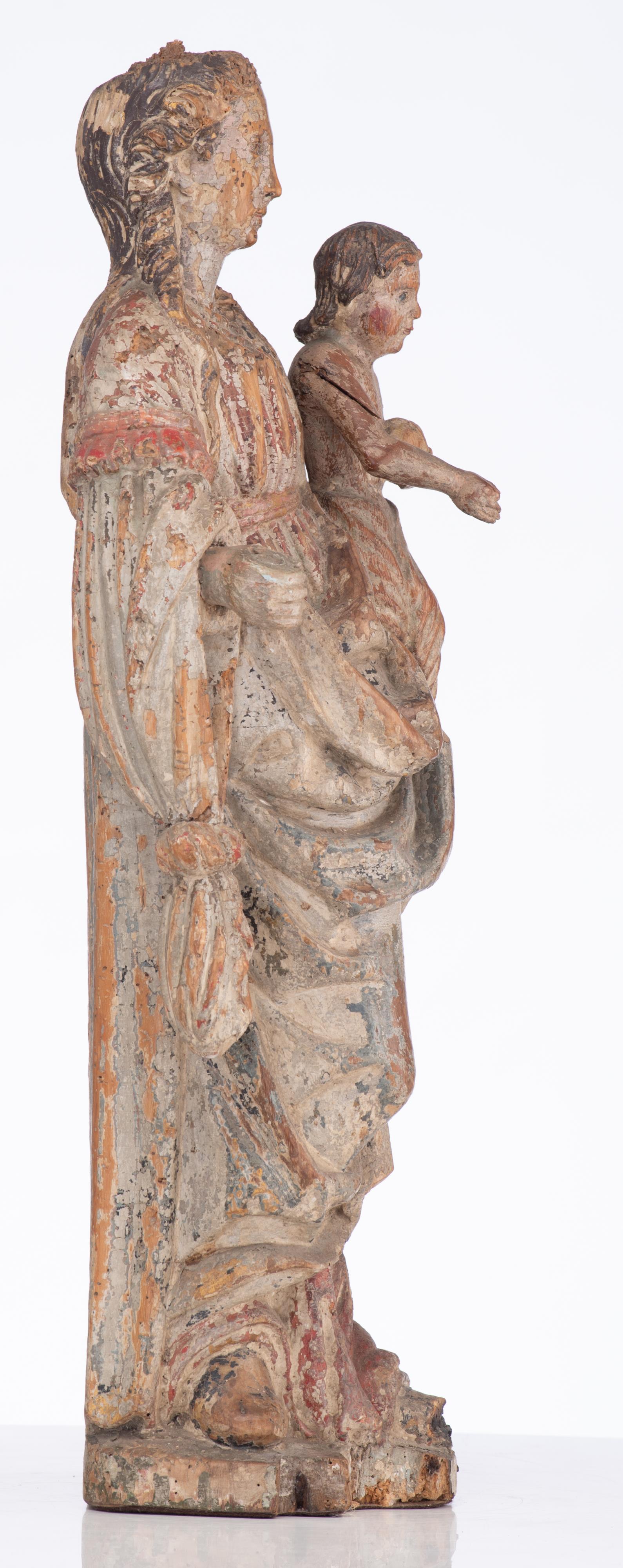 A wooden scultpure of Madonna and Child, Antwerp School, late 16thC, H 64 cm - Bild 4 aus 11