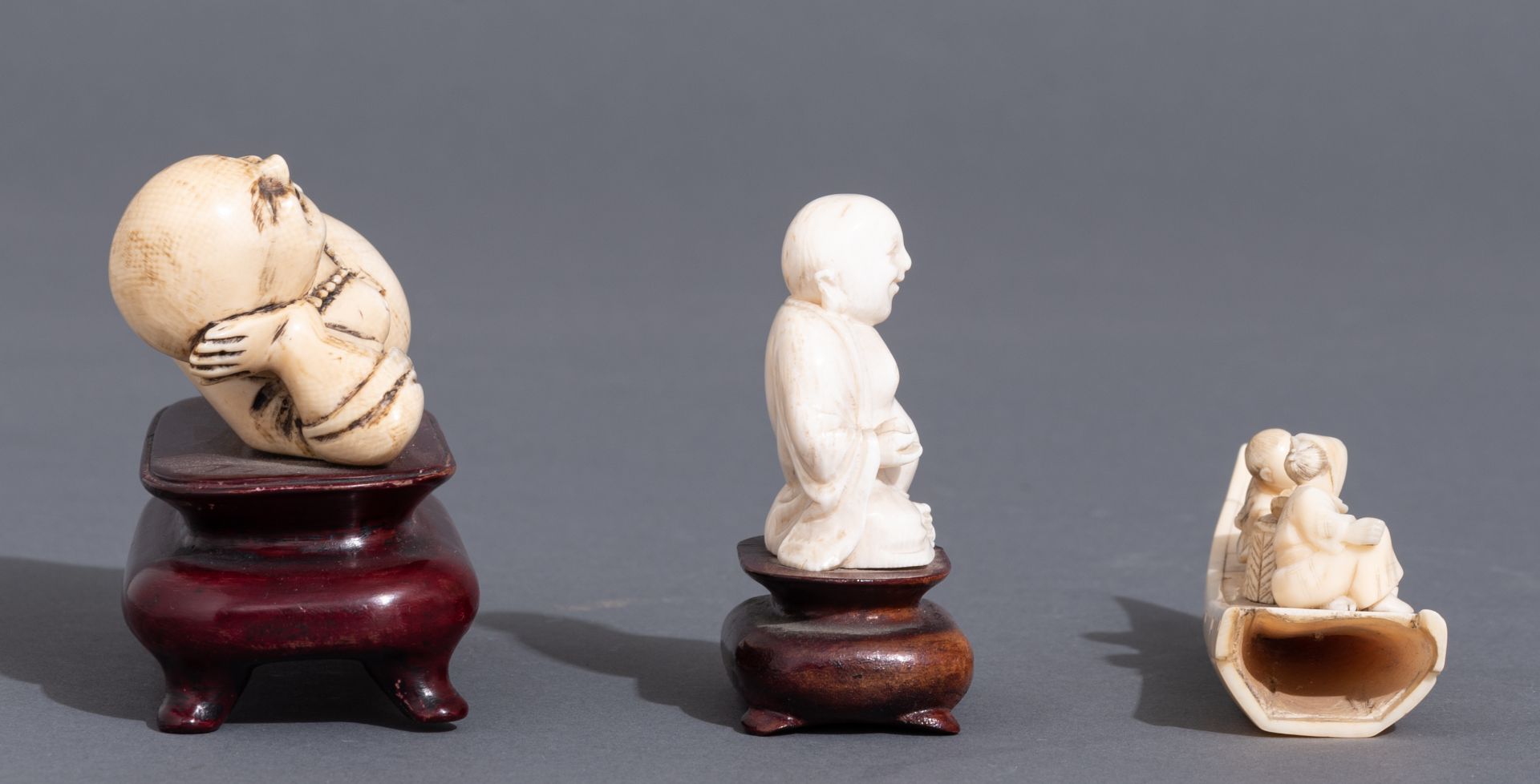 Two Chinese Republic period ivory sculptures, W 10,8 -10,3 cm - (with and without base) - H 7,3 - 5, - Image 5 of 10