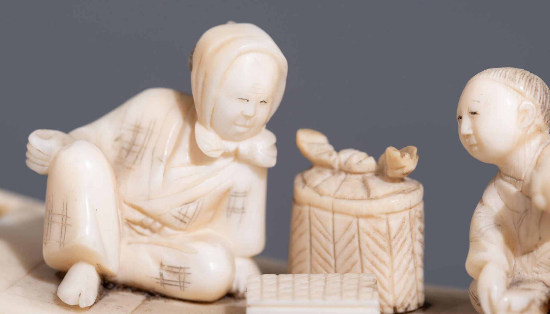 Two Chinese Republic period ivory sculptures, W 10,8 -10,3 cm - (with and without base) - H 7,3 - 5, - Image 8 of 10