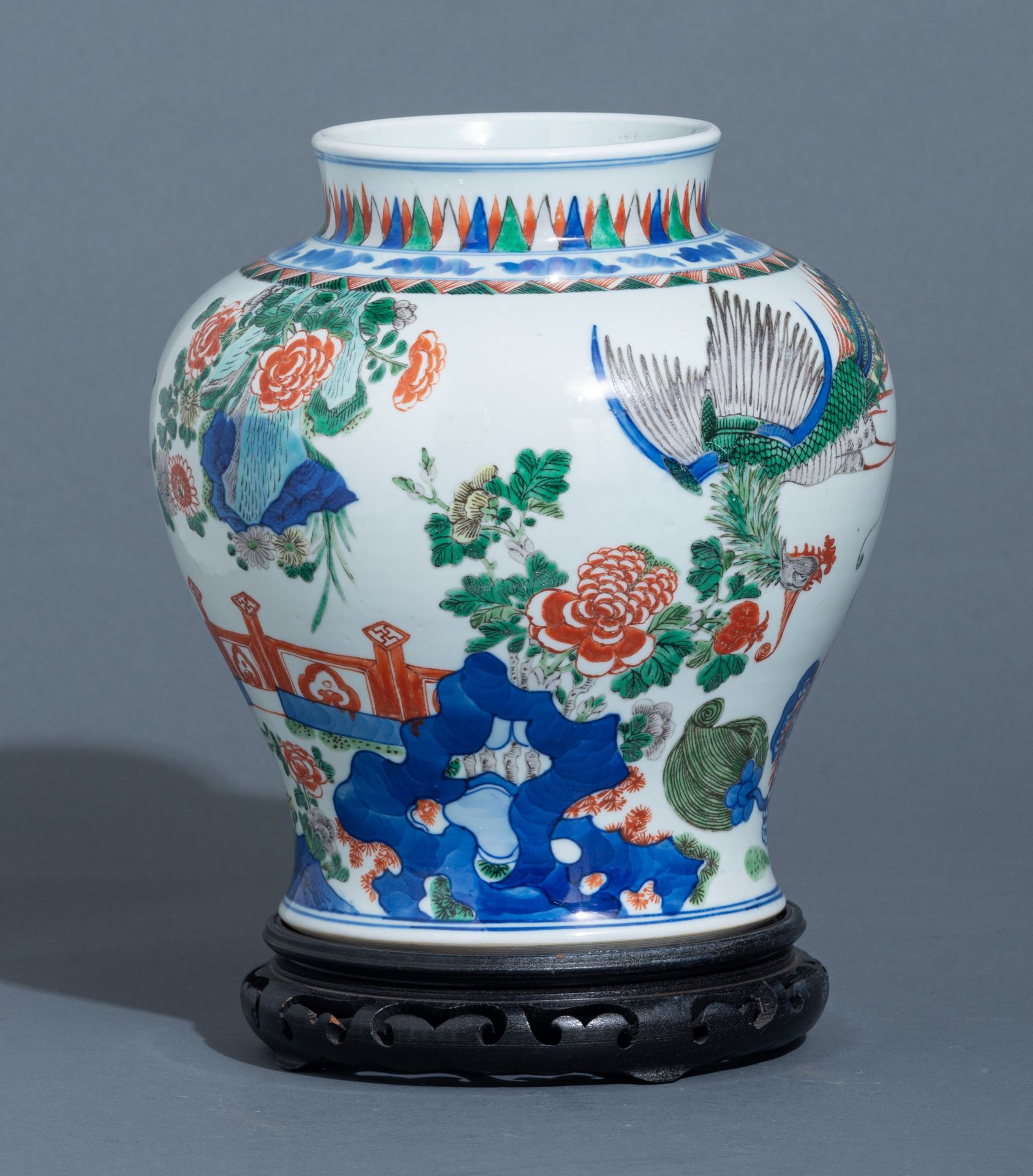 A Chinese 'Phoenix and Kilin' wucai jar, H 25,5 cm - Image 4 of 6