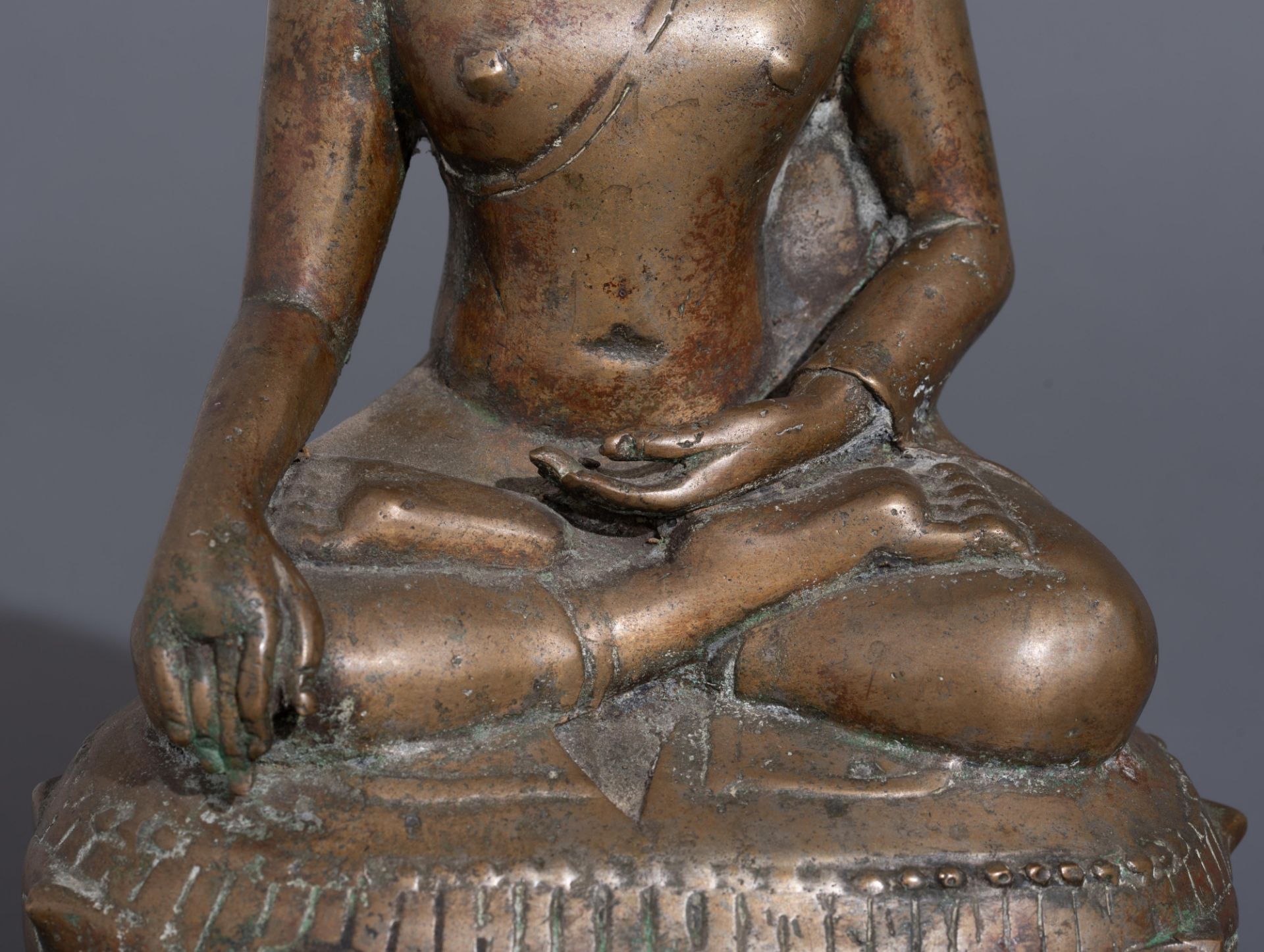 A patinated bronze seated Buddha, Thailand, 19thC or older, H 31,4 cm - Bild 6 aus 9