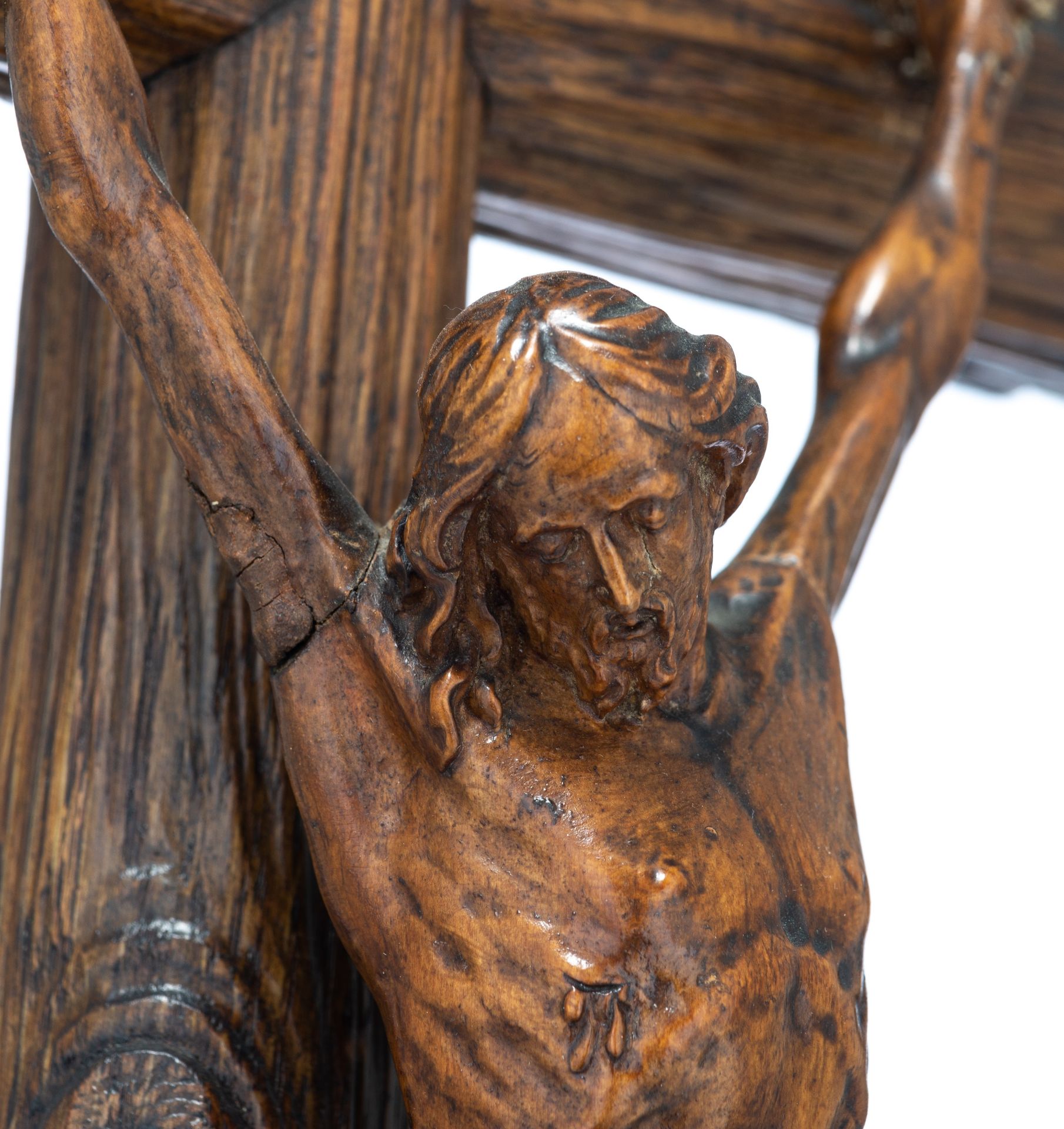 A finely carved walnut Golgotha, Southern Netherlands, 17thC, H 65 - W 28 cm - Image 8 of 11