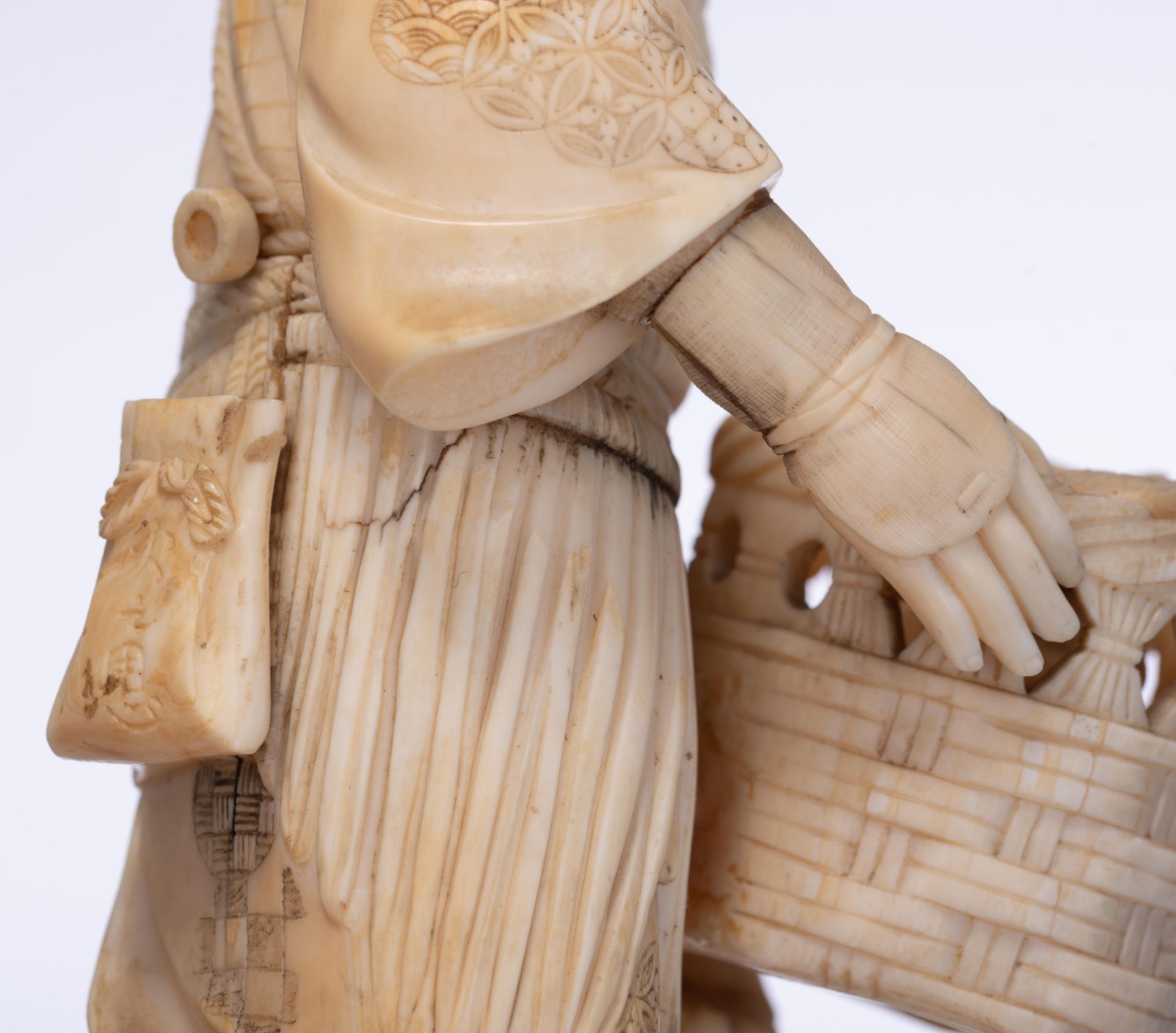 A Japanese Meiji-period ivory okimono, H 30,7 cm - weight c. 1.125 g. - Image 10 of 19